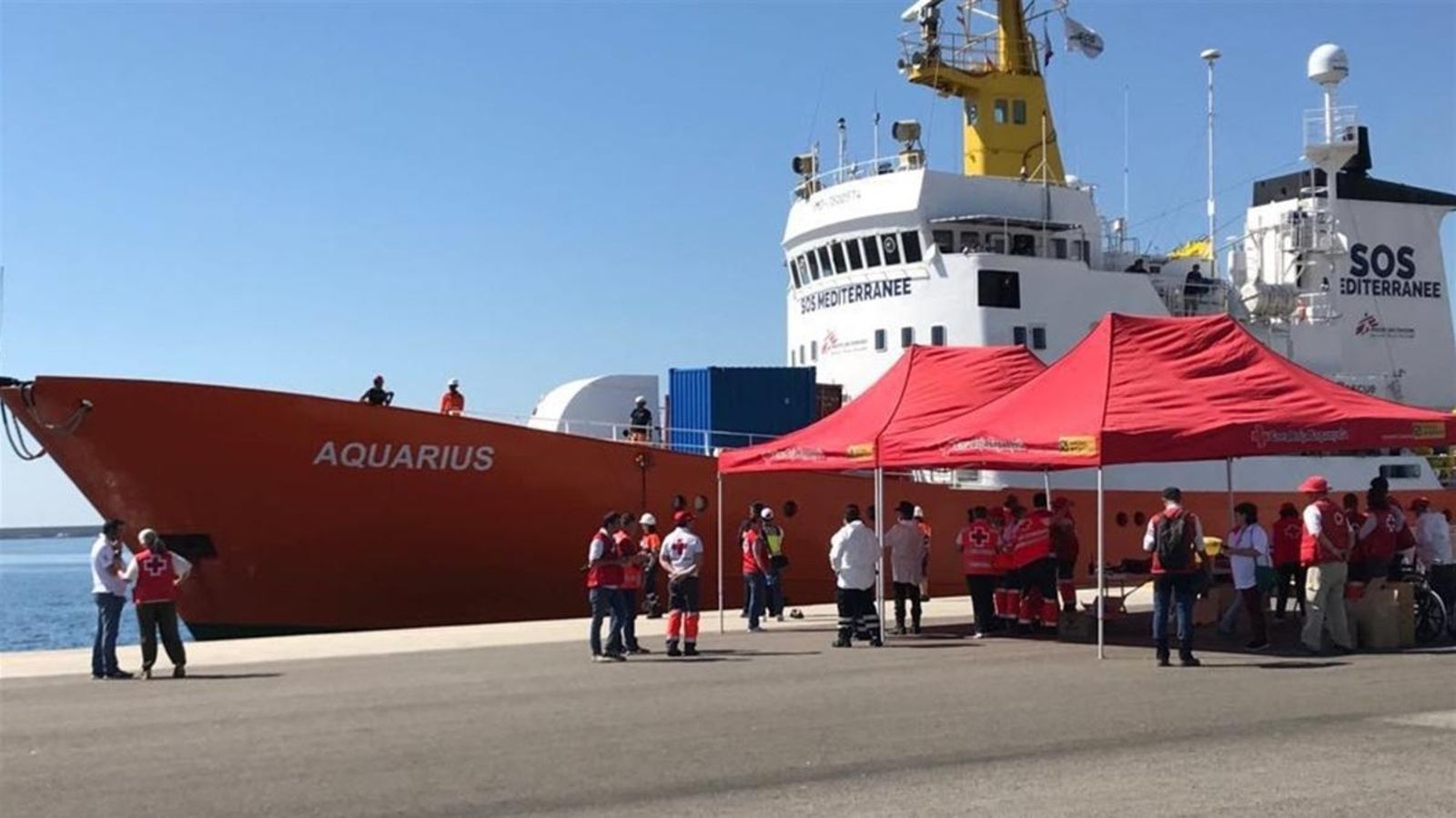 Imatge d'arxiu dels dispositiu d'atenció a les persones migrants de l'Aquarius a l'arribada del vaixell, en juny del 2018