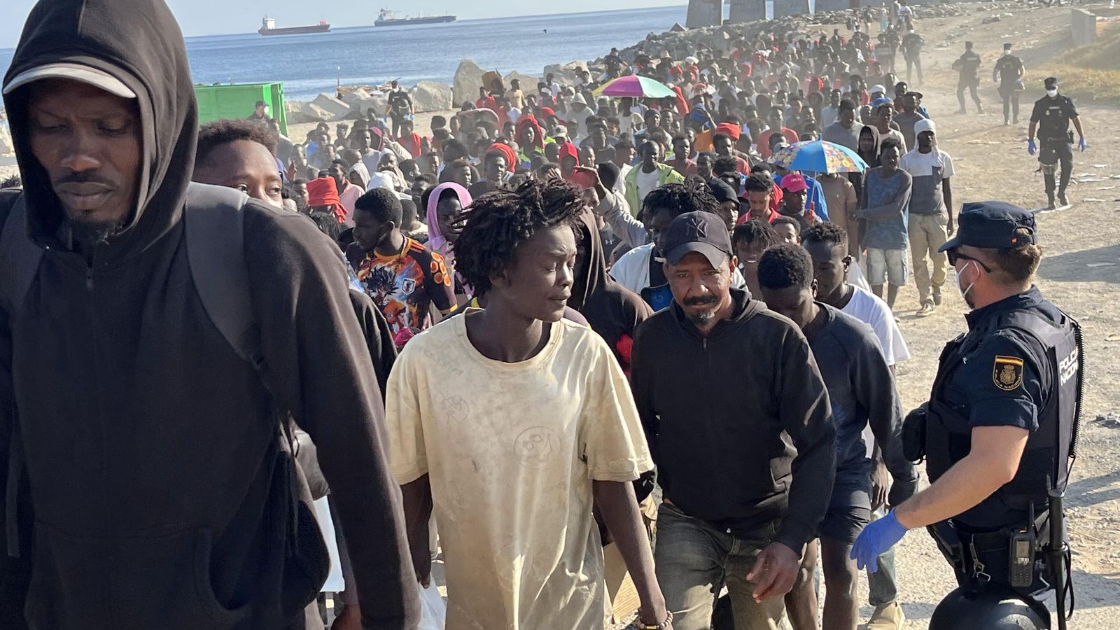 Un dispositiu de forces de seguretat coordina el trasllat dels migrants des de les platges de Ceuta fins als dos recintes habilitats
