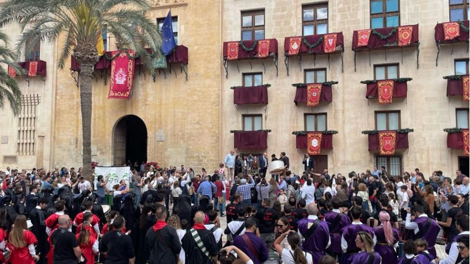 Tamborada d'Elx, a la plaça de Baix