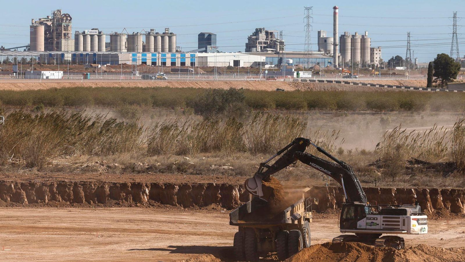 Vista d'una excavadora en els terrenys de Parc Sagunt II, aquest divendres