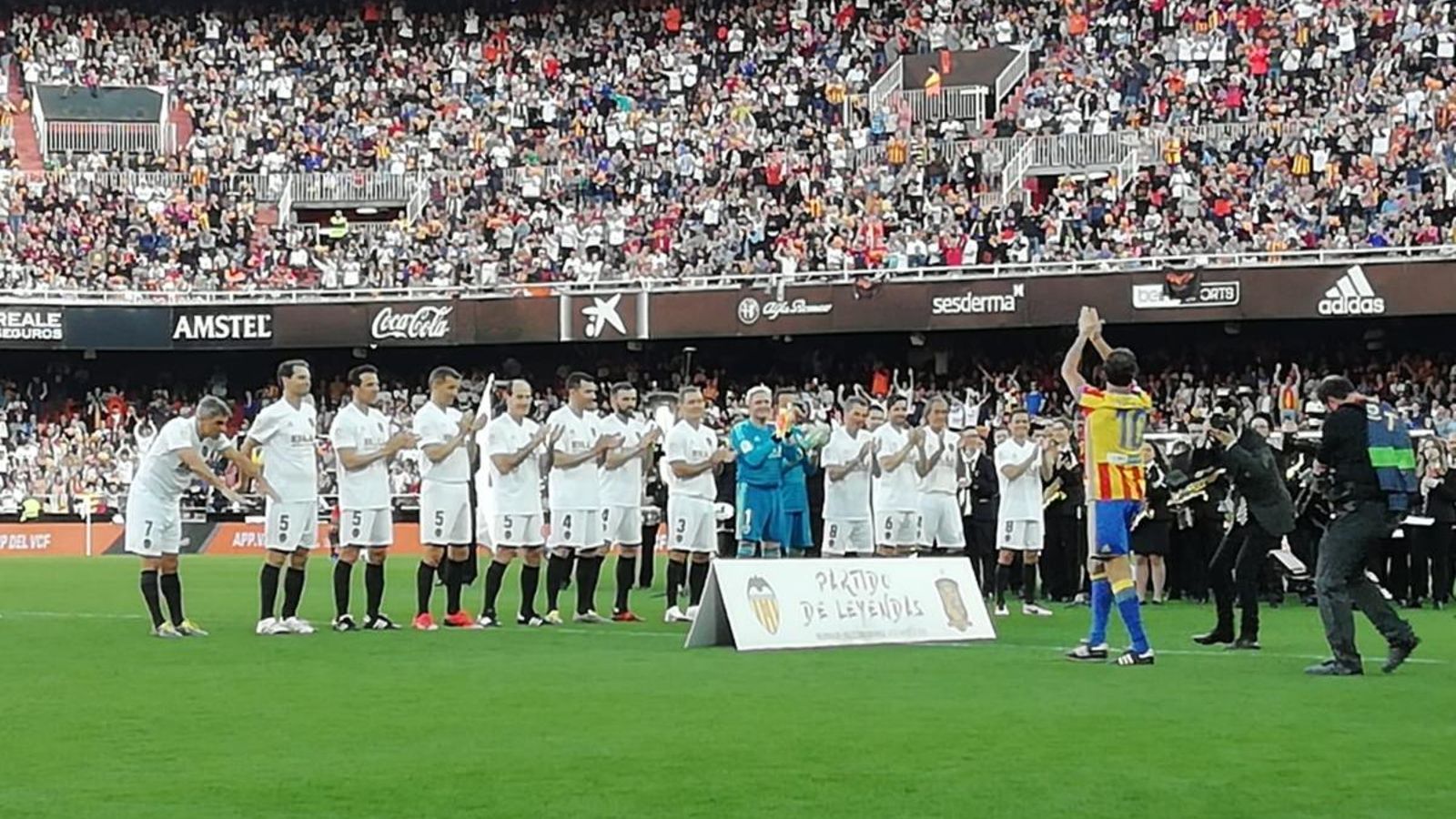 Un València històric, emocionat en xafar la gespa de Mestalla