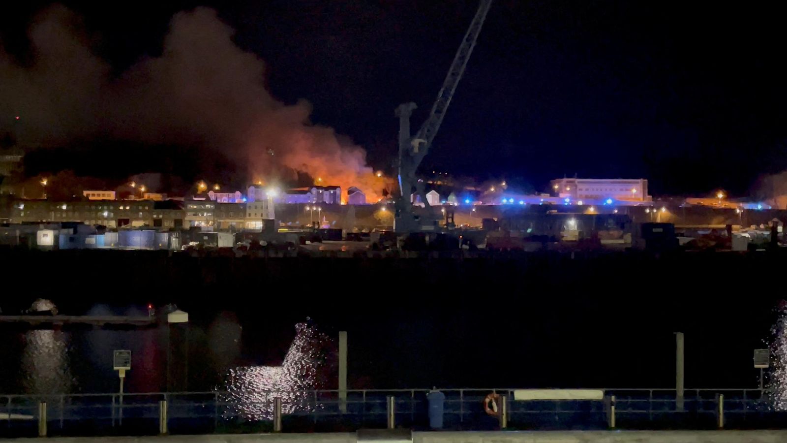 Imatges de l'incendi originat després de l'explosió al bloc d'apartaments de Saint Helier