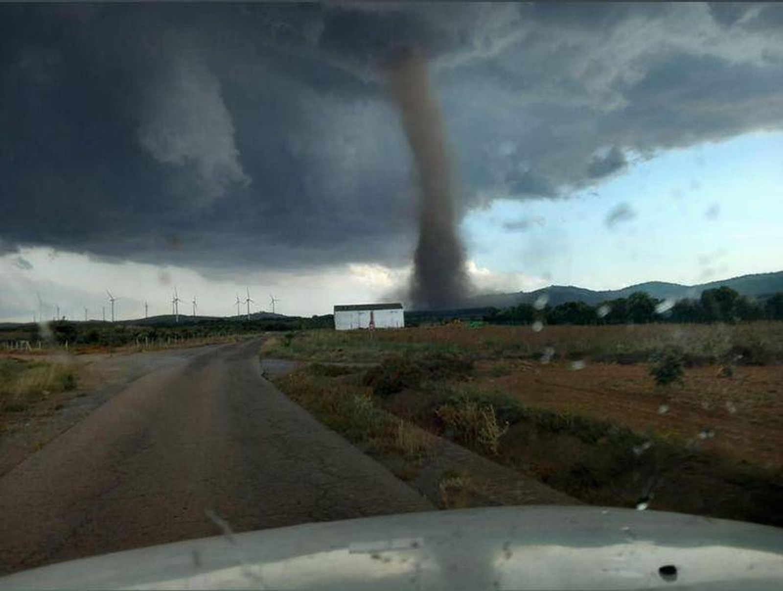Imatge d'un dels tornados de la Ribera captada per un conductor i enviada a À Punt