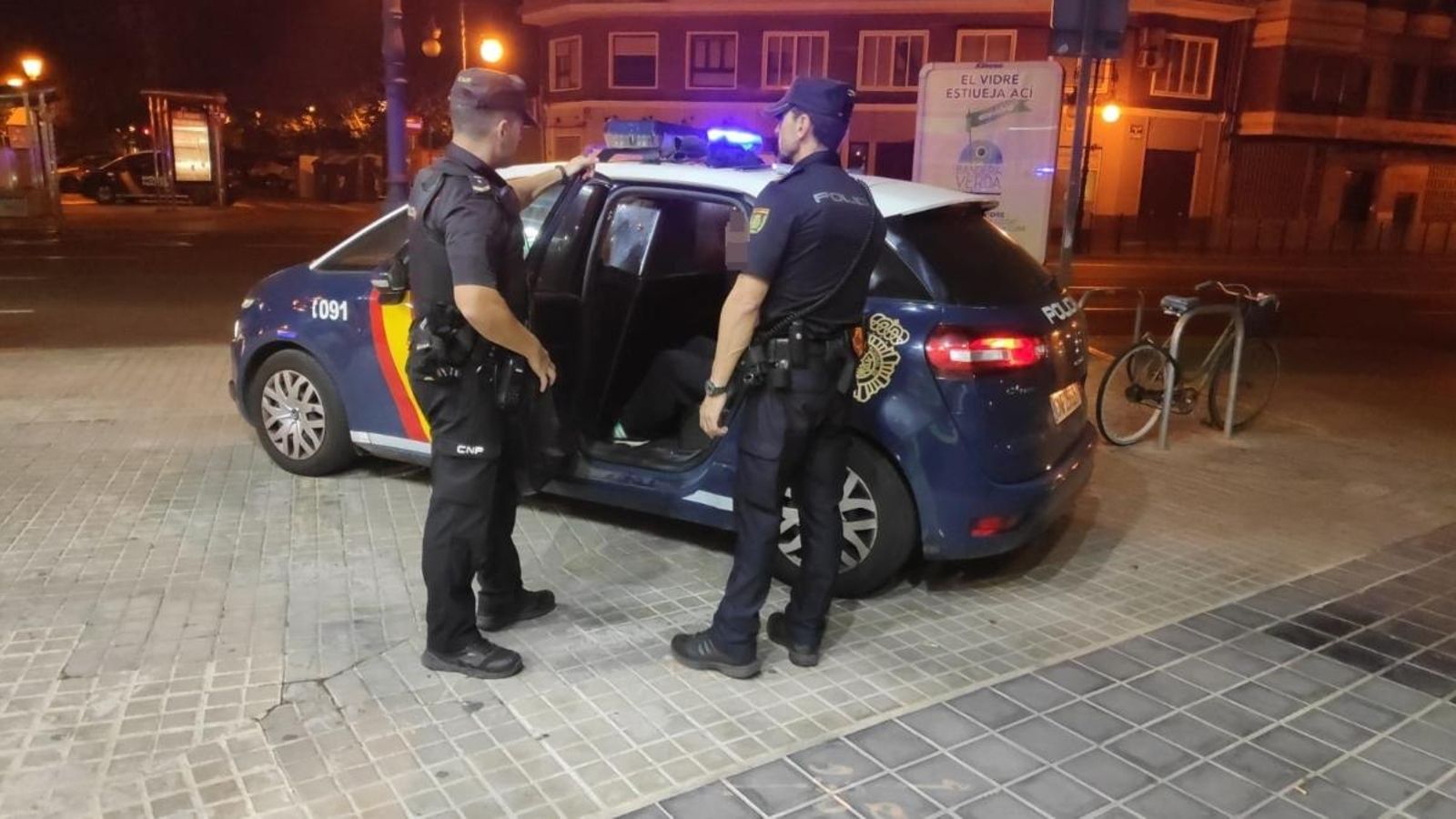 Una patrulla de policies realitza tasques de vigilància en un carrer de València en una imatge d'arxiu