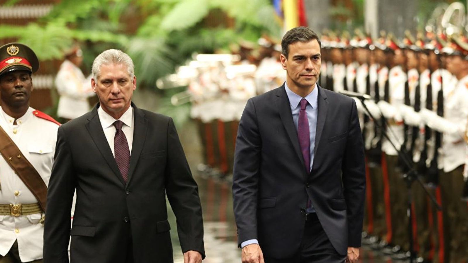 El president espanyol, Pedro Sánchez, conversa amb el president cubà, Miguel Díaz-Canel al palau de la Revolució a l’Havana