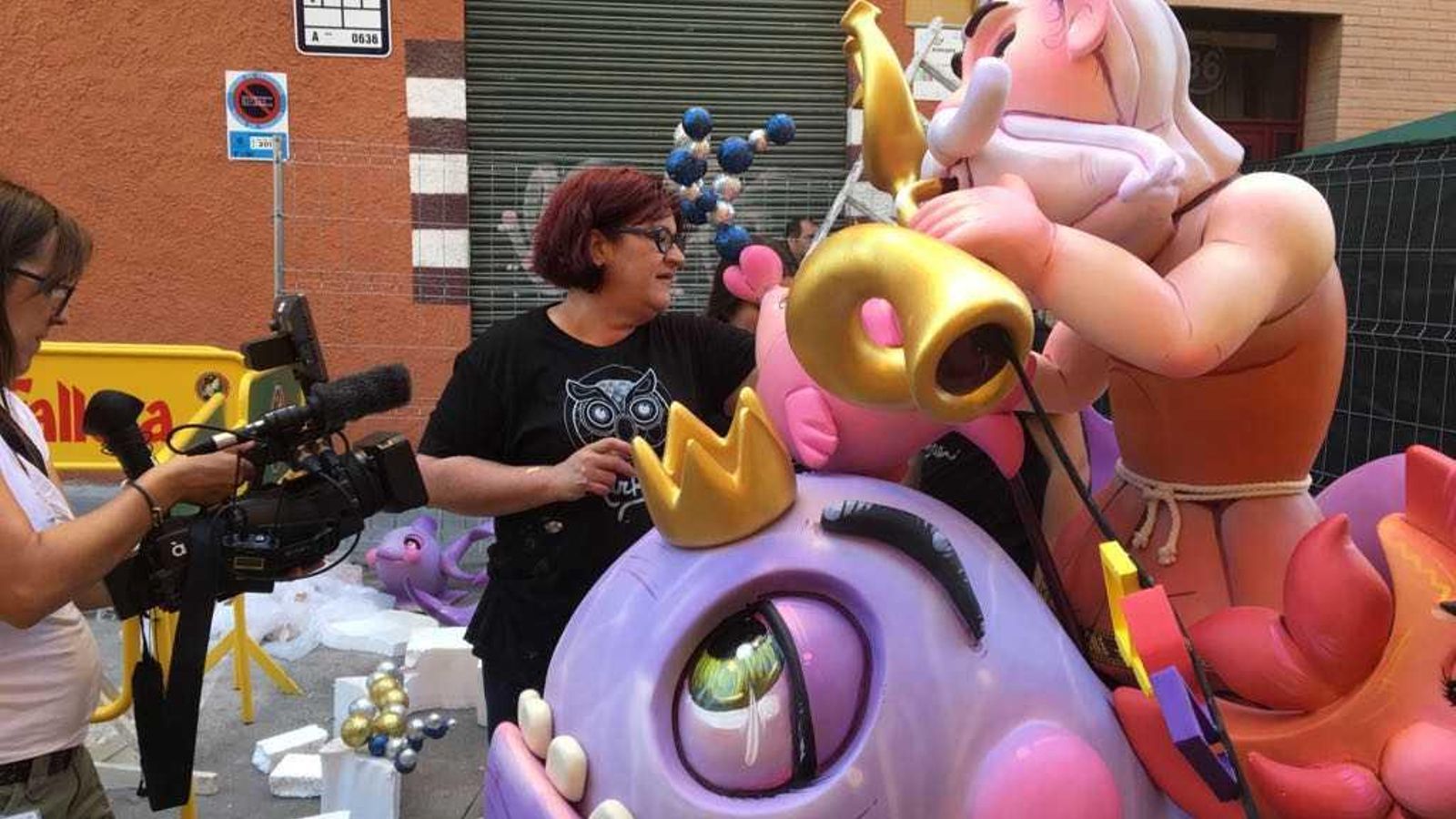 Carmen Baeza en una de les fogueres que ha dissenyat Carmen Baeza en una de les fogueres que ha dissenyat