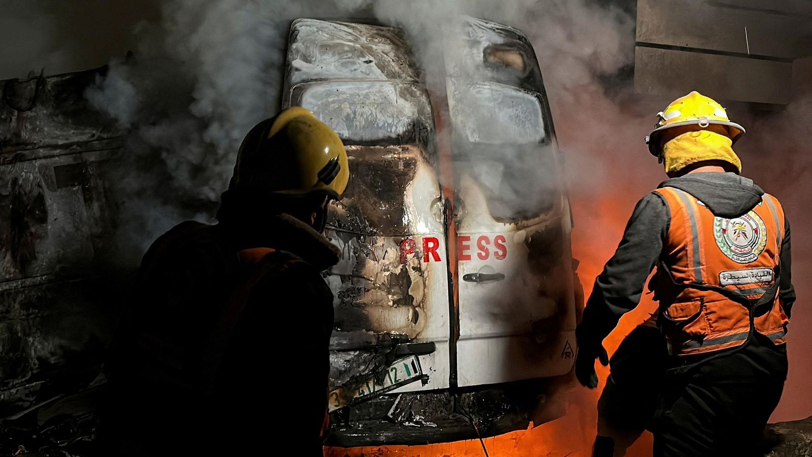 La furgoneta de premsa destrossada després d'un atac d'Israel