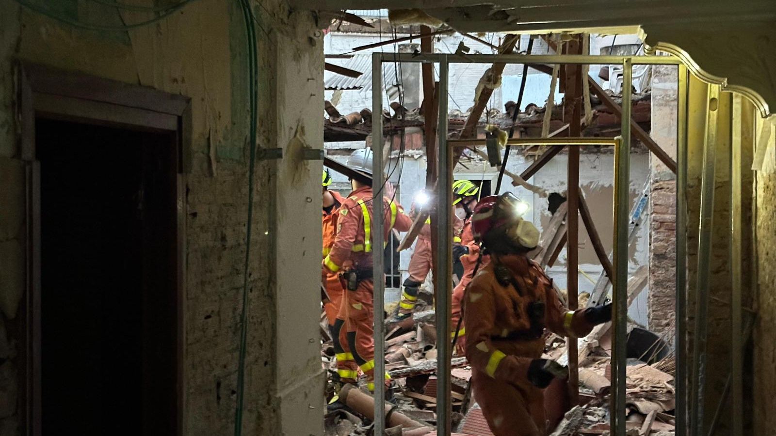 Els bombers han rescatat l'home d'entre els enderrocs