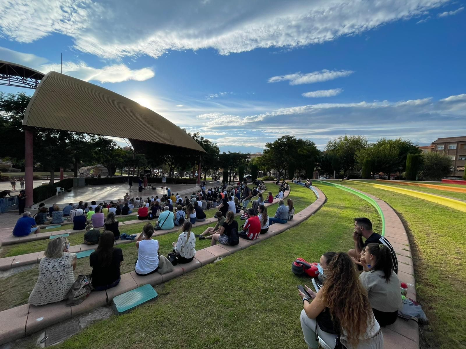 El veïnat, durant l'acte en memòria d'Aitor
