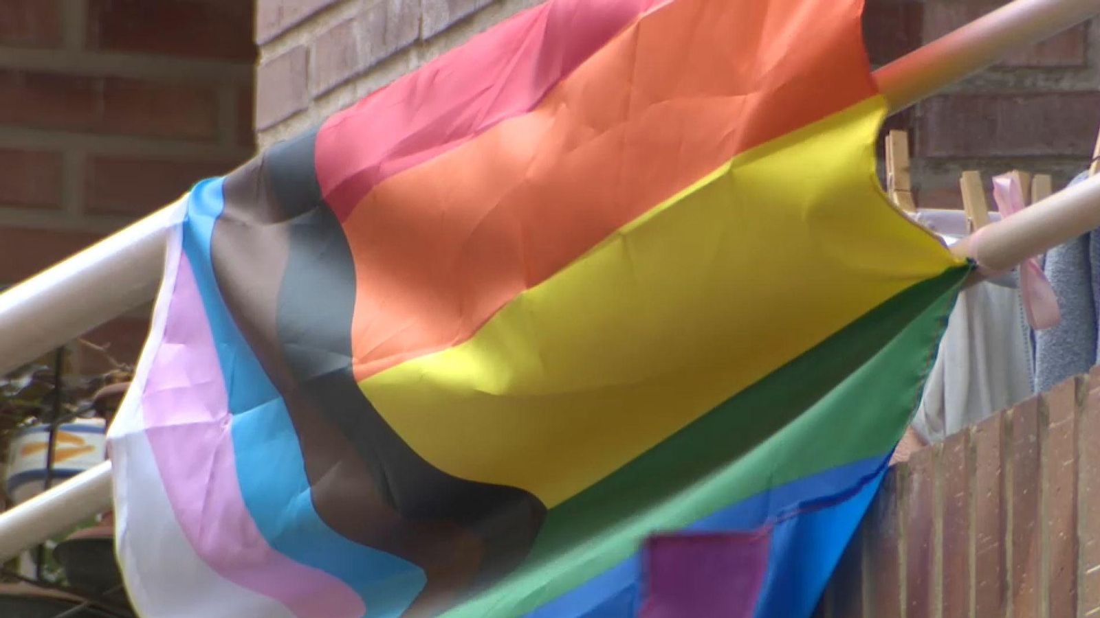 Una bandera LGTBI penja d'un balcó particular de Nàquera, on l'equip de govern ha decidir retirar aquesta insígnia dels edificis municipals