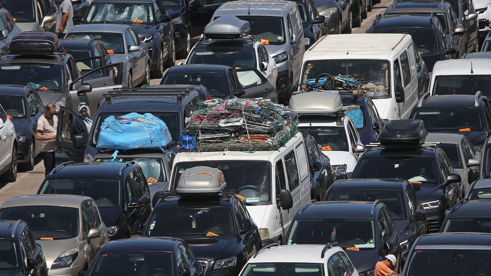 Imatge d'arxiu de la cua de vehicles que esperen per a embarcar als ferris que els portaran fins al Marroc