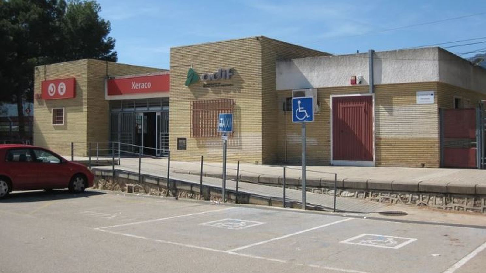 Façana de l'estació de tren de Xeraco (arxiu)