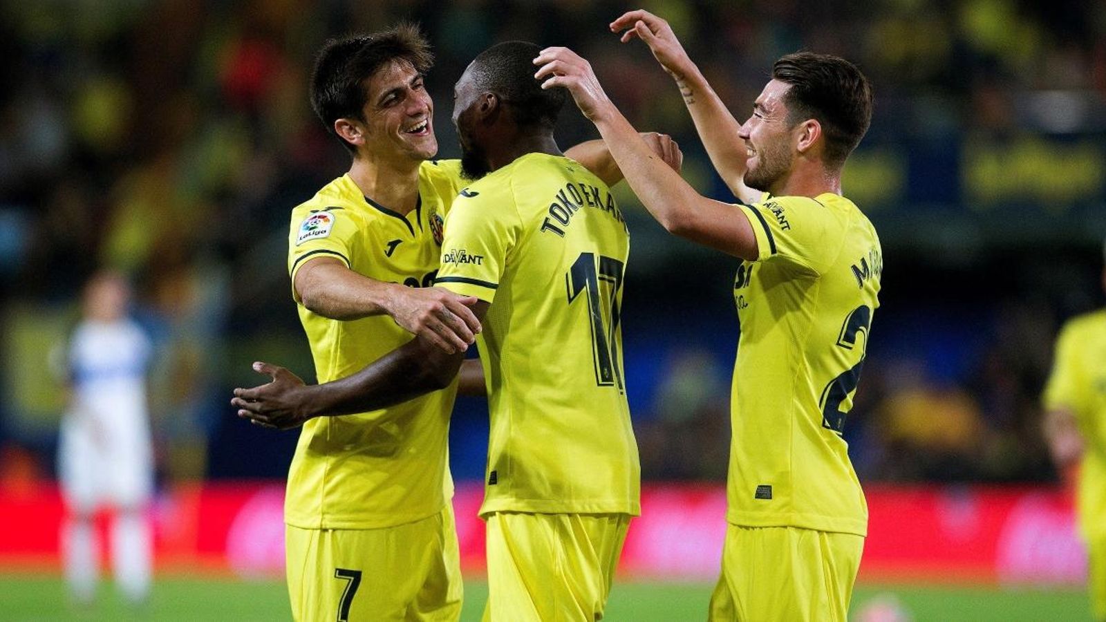 Els companys saluden Ekambi després de marcar el primer gol