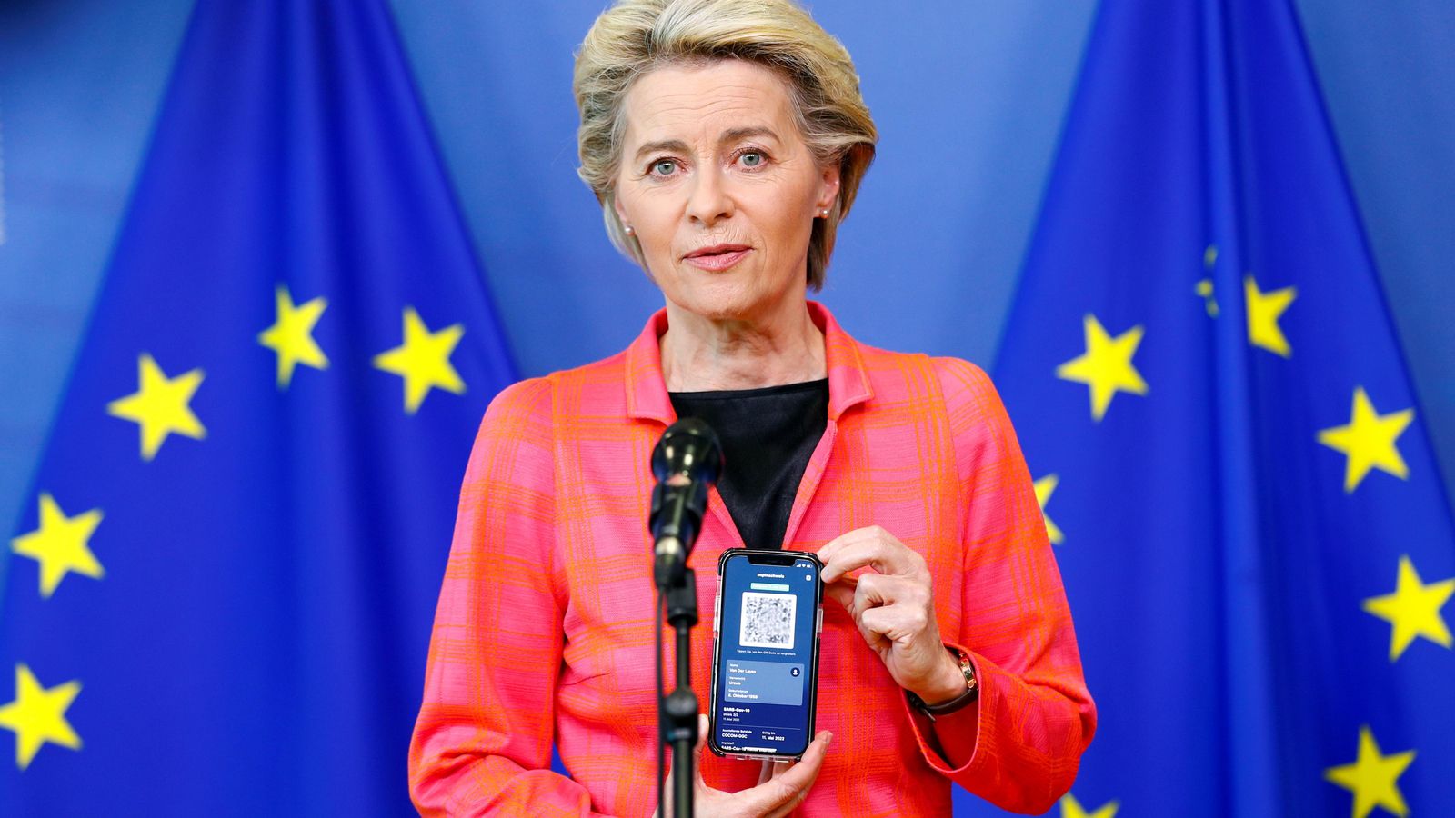 La presidenta de la Comissió Europea mostra el seu certificat de vacunació