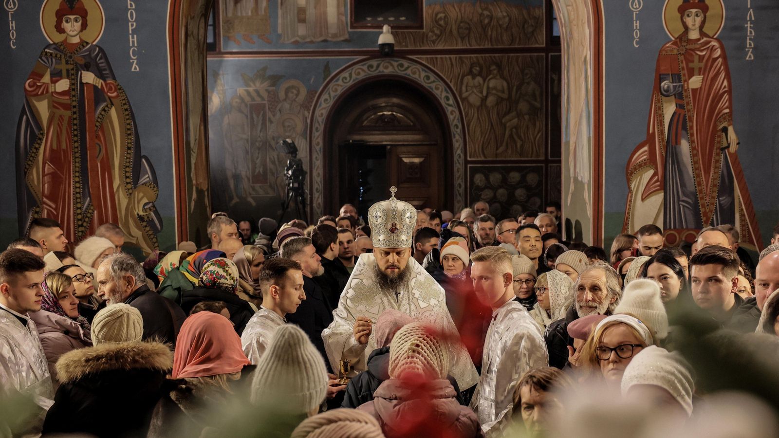 Ucraïnesos en la missa de la Nit de Nadal en la Catedral de les Cúpules Daurades de San Miguel a Kíiv, Ucraïna