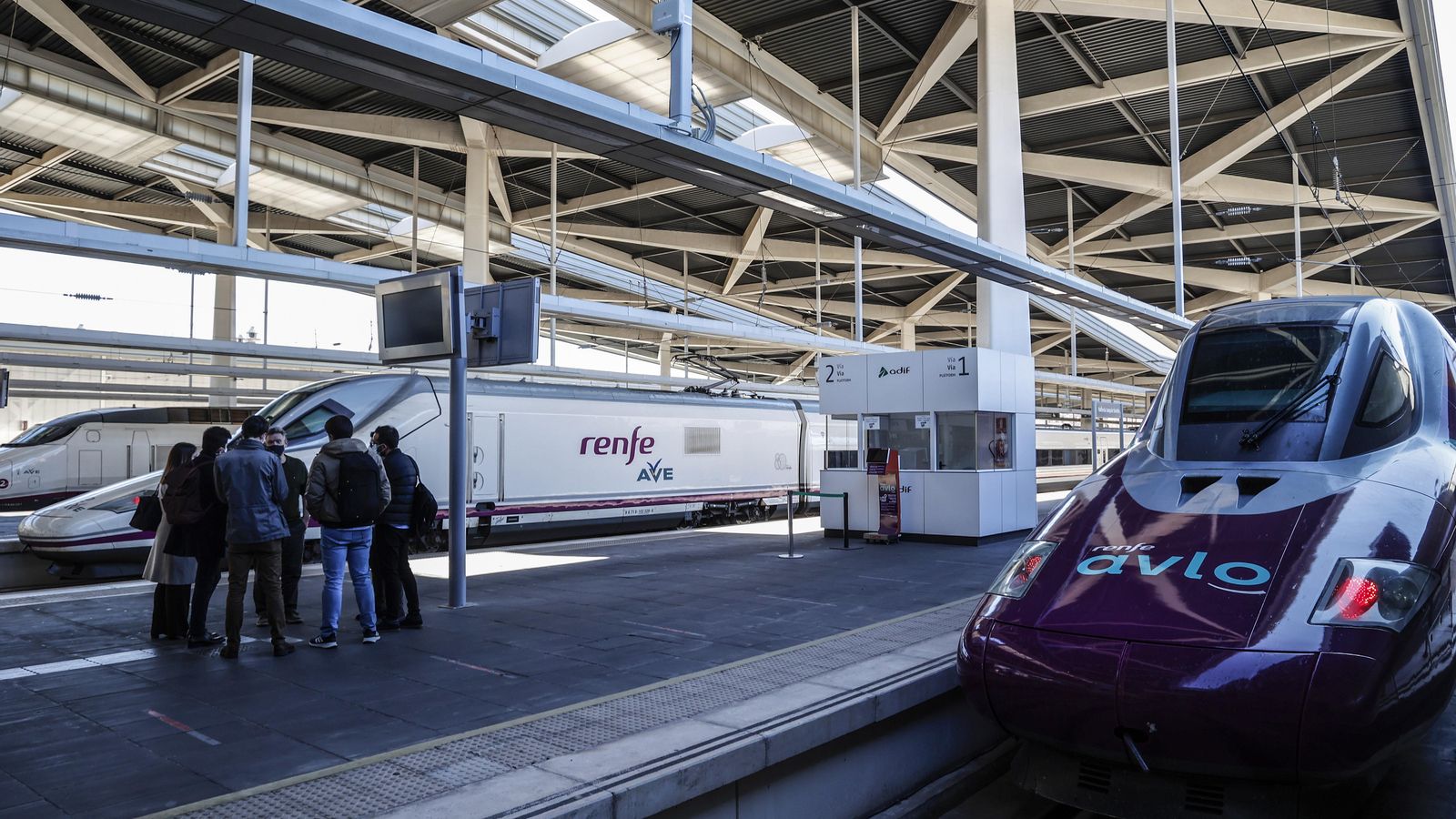 Un tren Avlo a l'estació Joaquim Sorolla de València Un tren Avlo a l'estació Joaquín Sorrolla de València