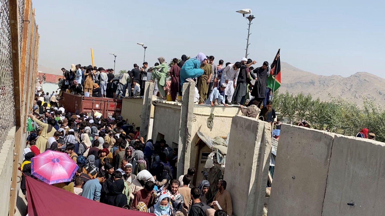 Una multitud d'afganesos s'amuntonen fora de l'aeroport de Kabul