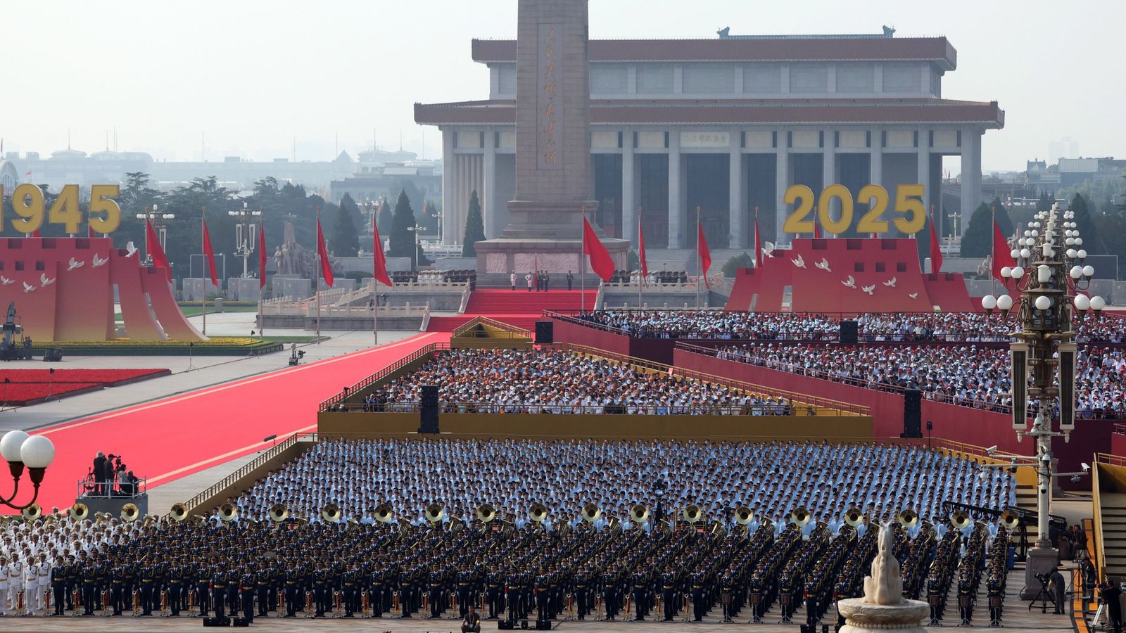 Soldats xinesos desfilen en formació per a commemorar el huitanta aniversari de la victòria contra el Japó en la Segona Guerra Mundial, a Pequín
