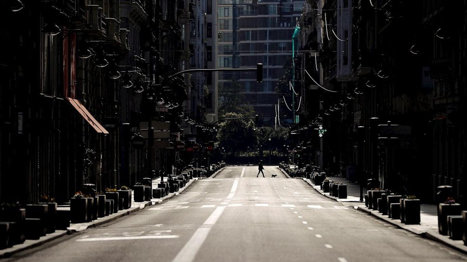 Un cèntric carrer de la ciutat de València durant l'estat d'alarma