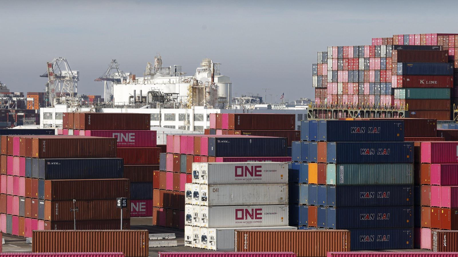 Contenidors de càrrega apilats en el port de Los Angeles en Long Beach, Califòrnia, els EUA