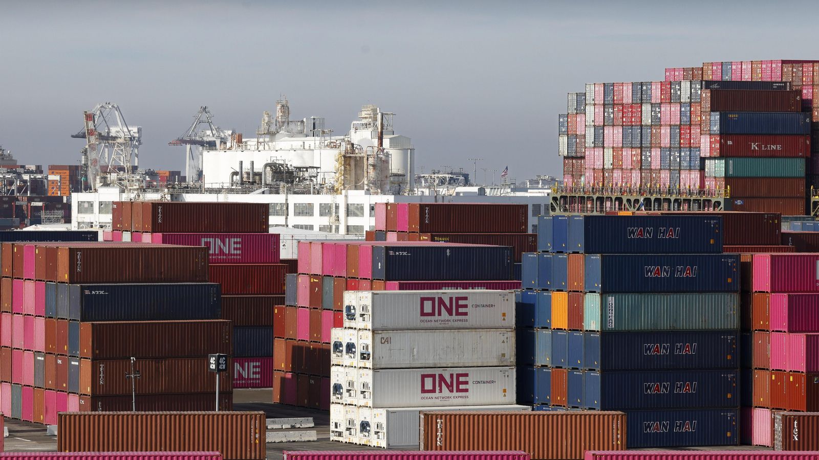 Contenidors de càrrega apilats en el port de Los Angeles en Long Beach, Califòrnia, els EUA