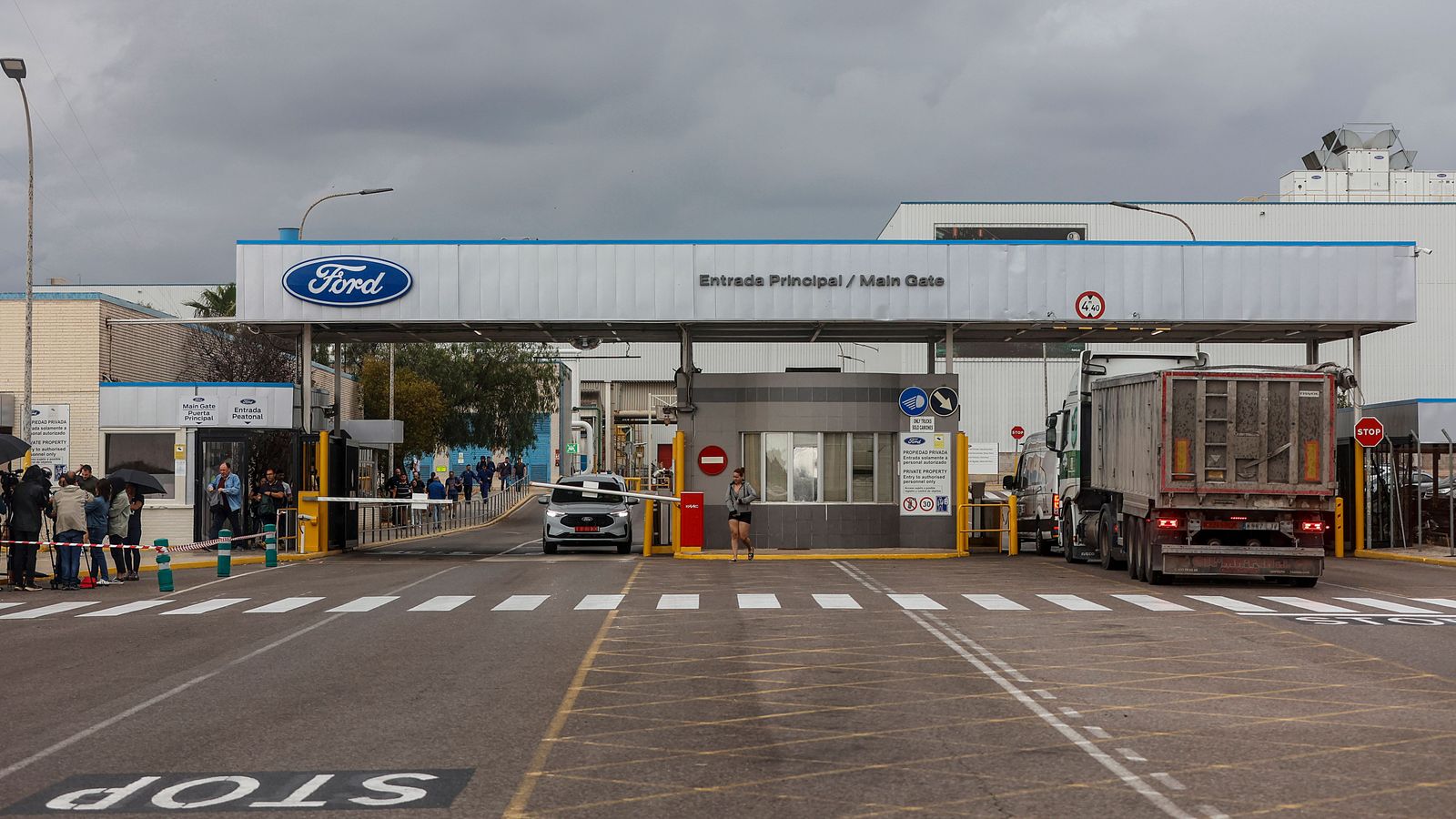 L'accés principal a la planta de la factoria Ford a Almussafes