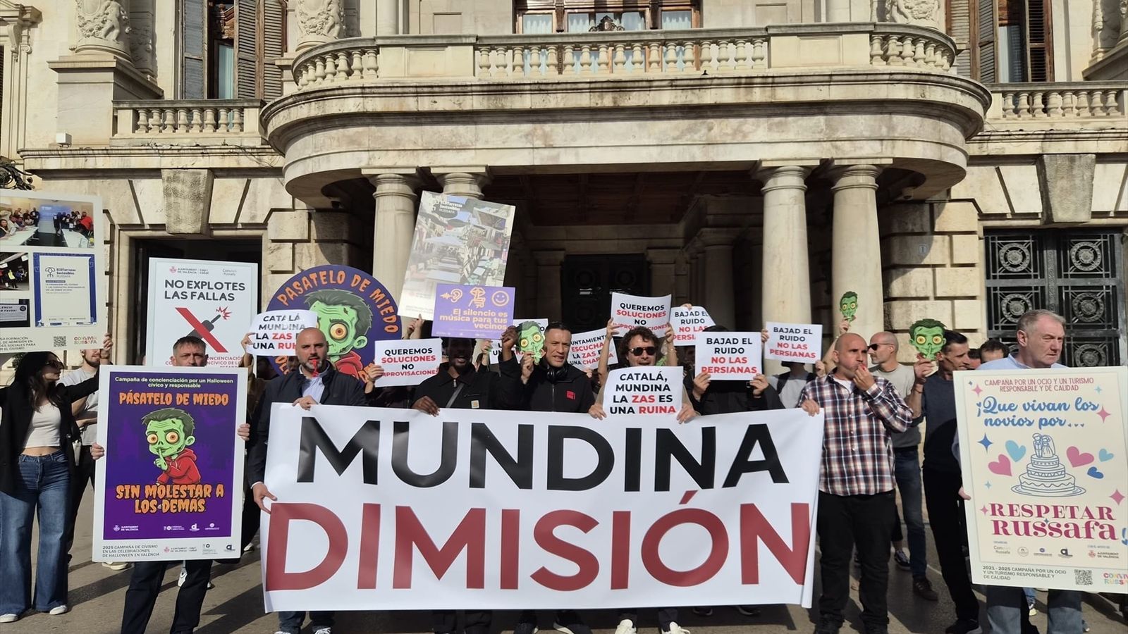 En la imatge, el sector de l'oci i l'hoteleria protesta contra la ZAS de Russafa davant de l'Ajuntament de València