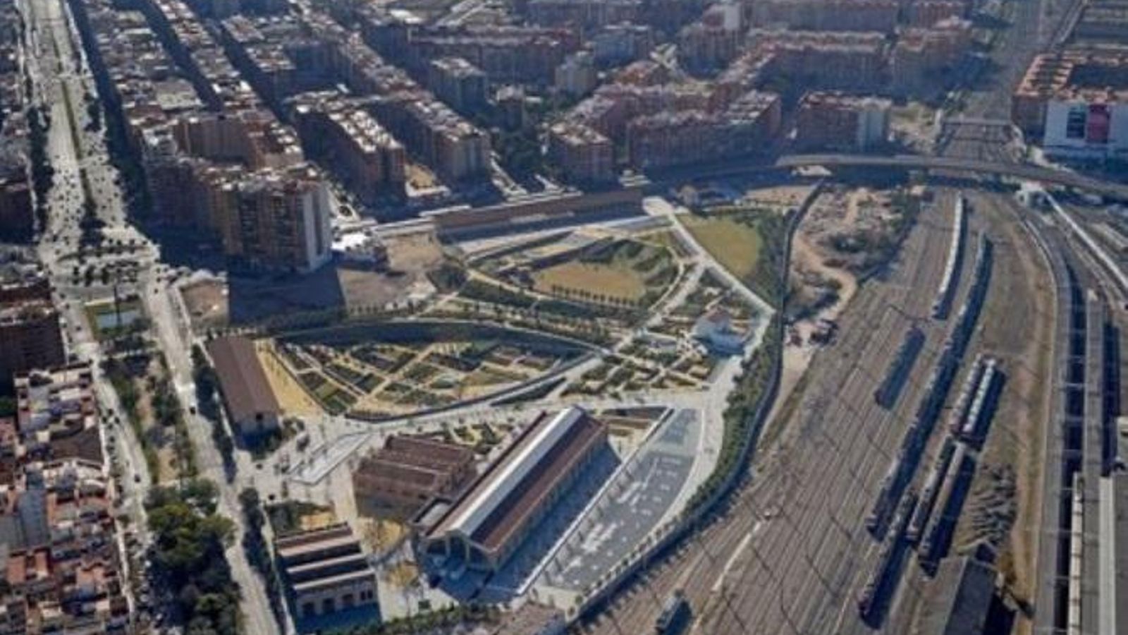 Imatge aèria de la platja de vies en què es construirà el futur Parc Central