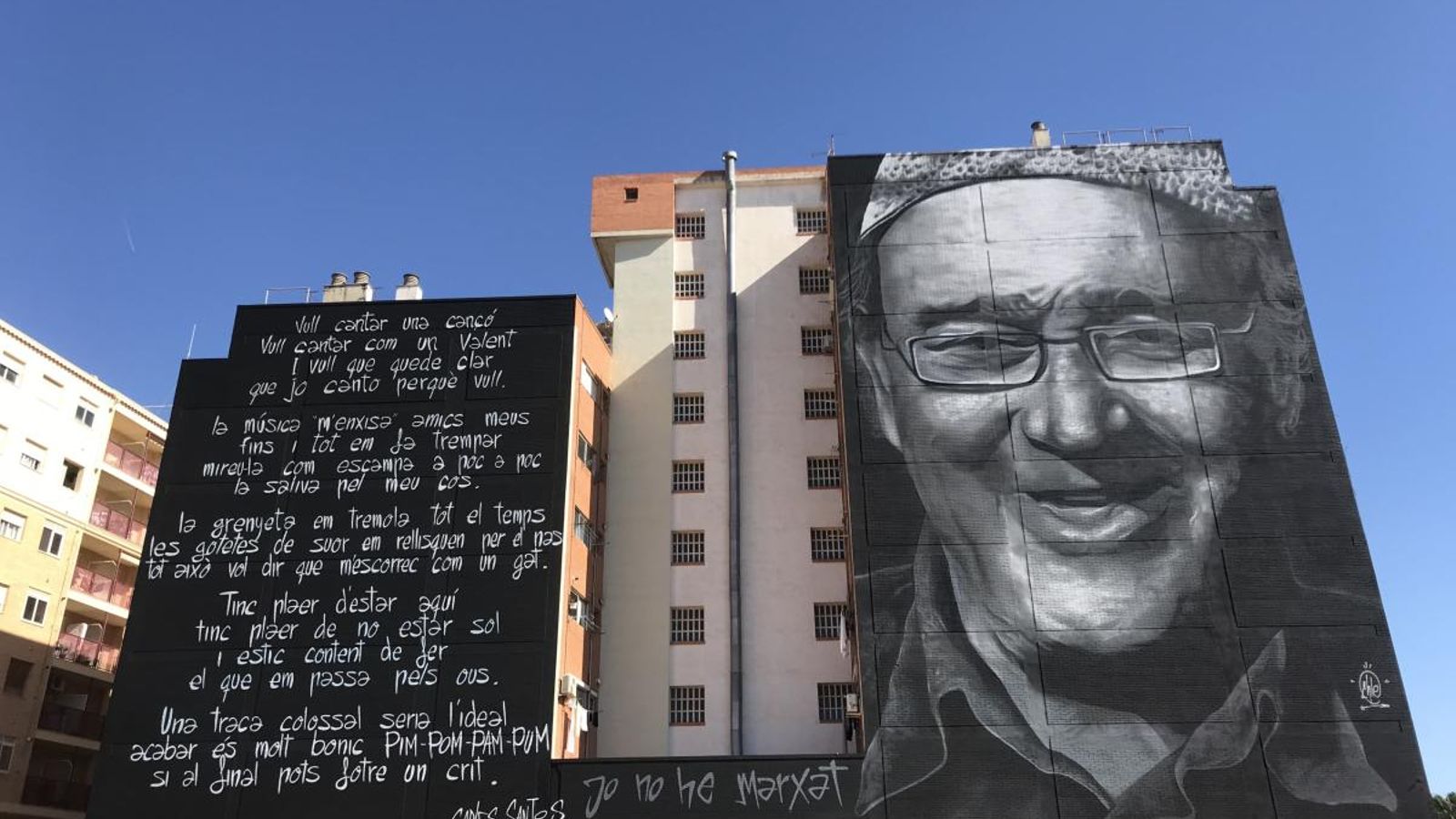 La pintura, realitzada sobre la façana posterior d'un edifici de 8 plantes, forma part del projecte Vinaròs Art Urbà.