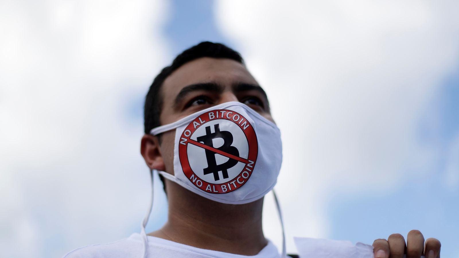 Concentració contra el bitcoin a la ciutat de San Salvador (El Salvador)