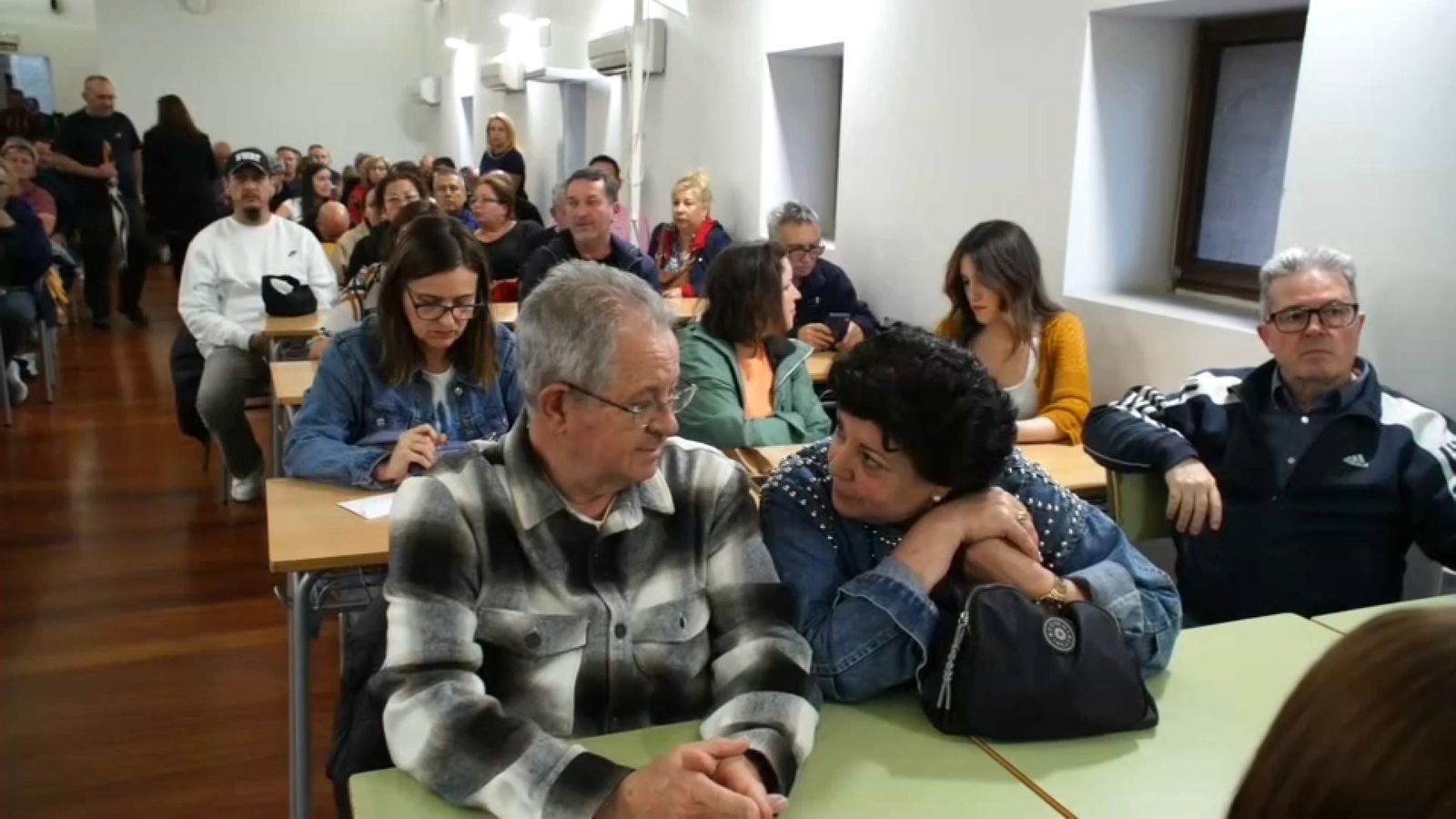 Clients afectats en la reunió amb l'empresa convocada per l'Ajuntament d'Alaquàs
