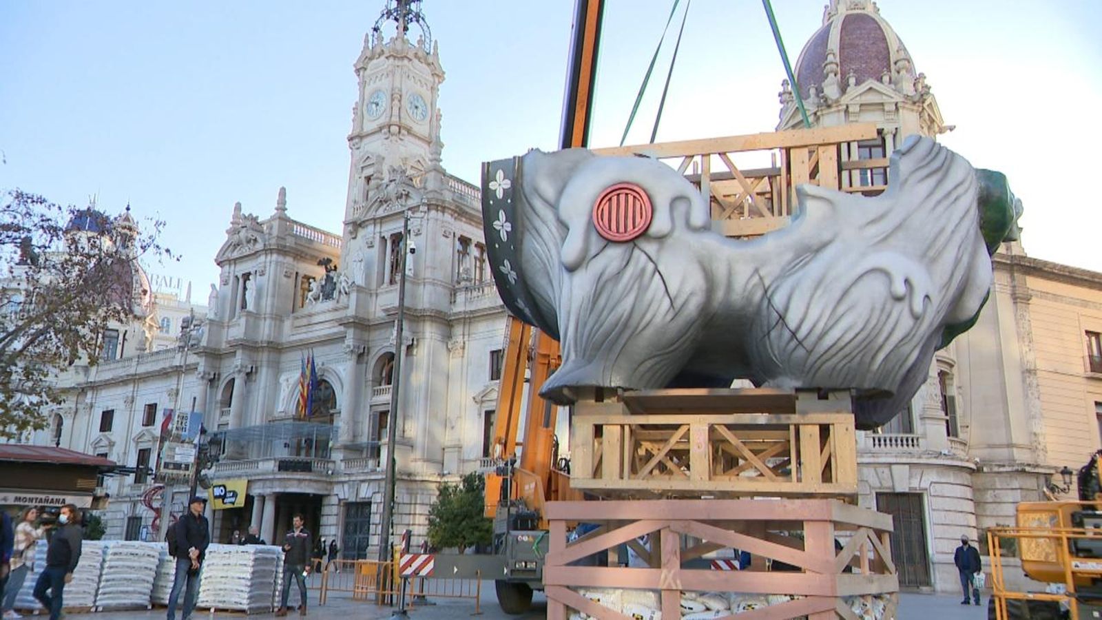 La falla municipal de València ja està a la plaça de l'Ajuntament