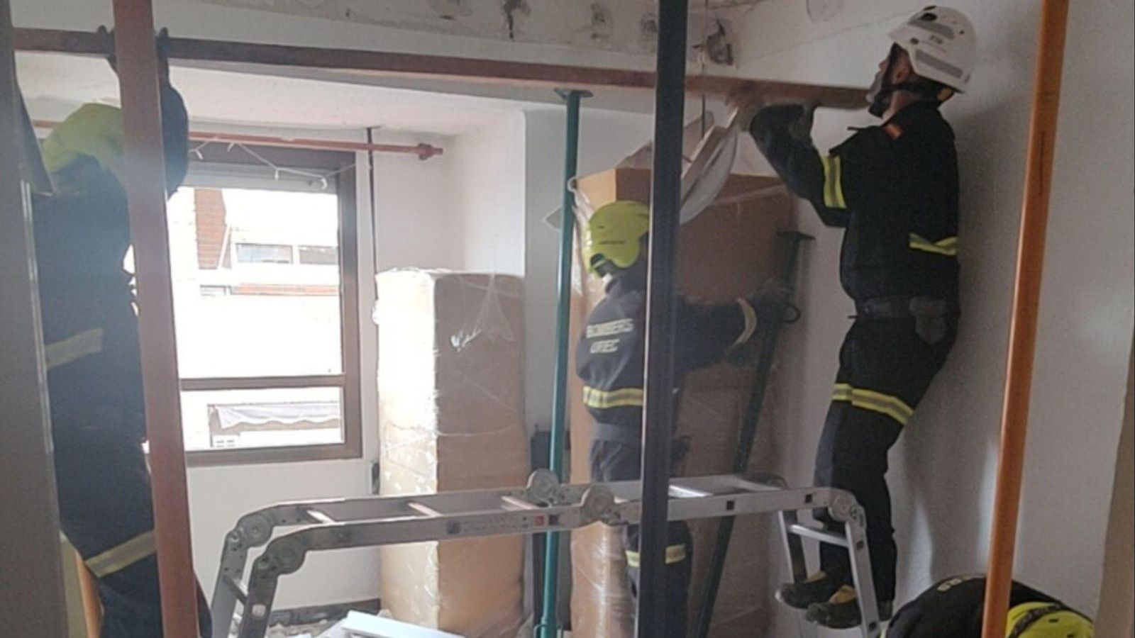La caiguda parcial del sostre en un pis d’Alfafar obliga a evacuar tota la finca La caiguda parcial del sostre en un pis d’Alfafar obliga a evacuar tota la finca