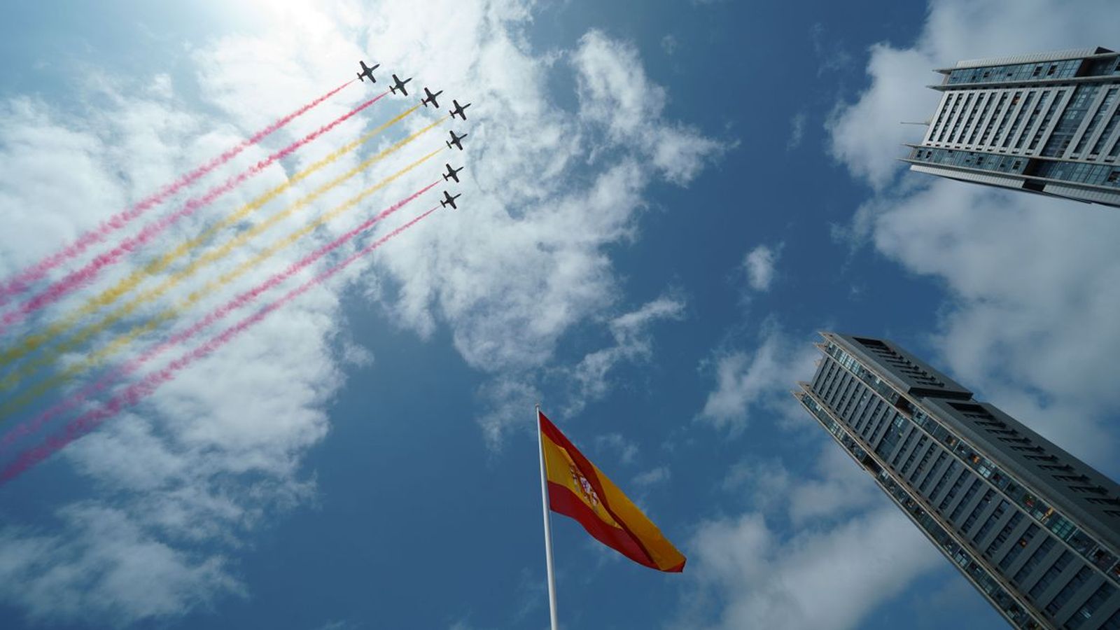 La patrulla Àguila dibuixa la bandera d'Espanya al cel de Tenerife