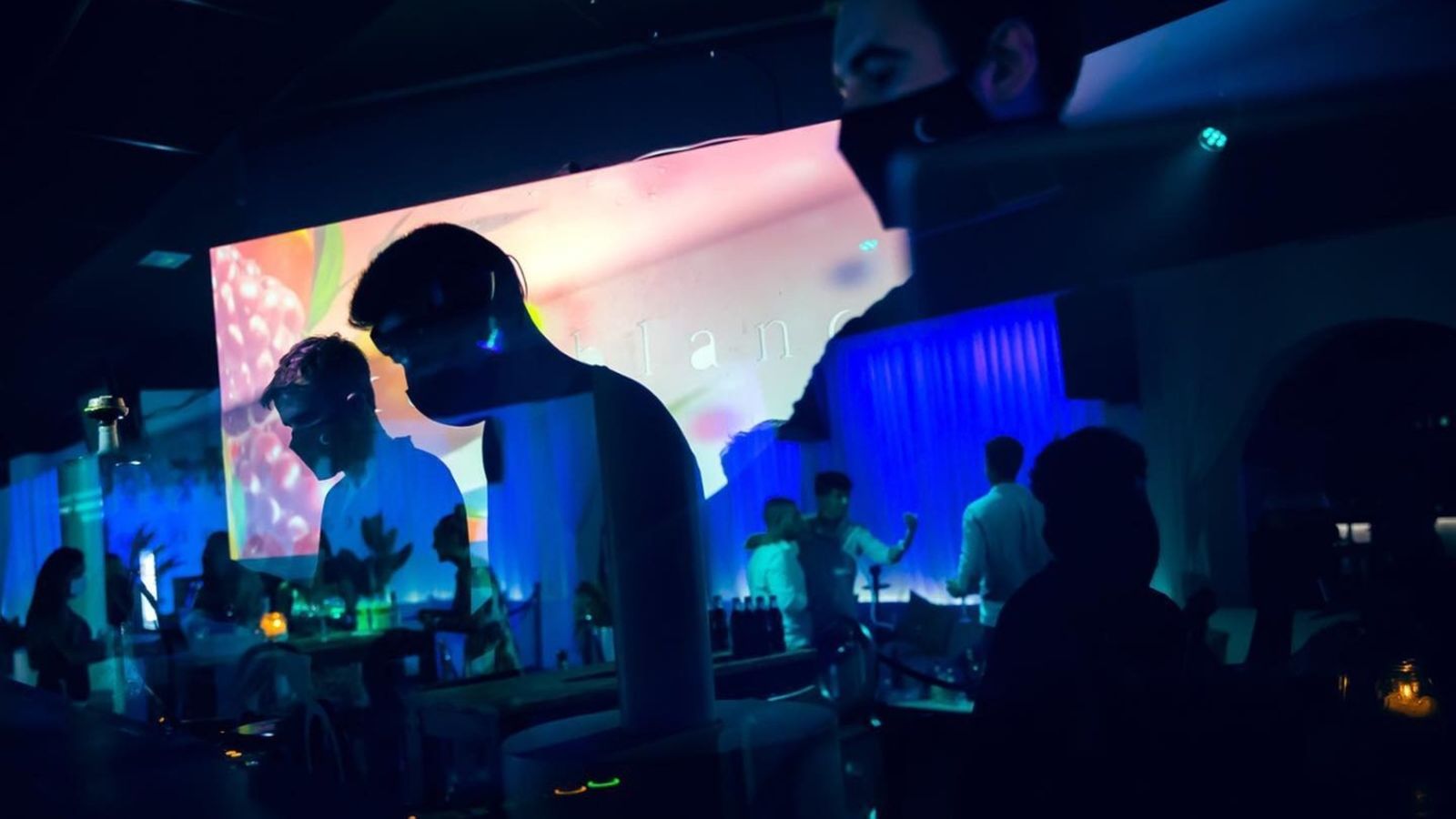 Imatge d'arxiu de discjòqueis en la discoteca Casablanca de Benicàssim