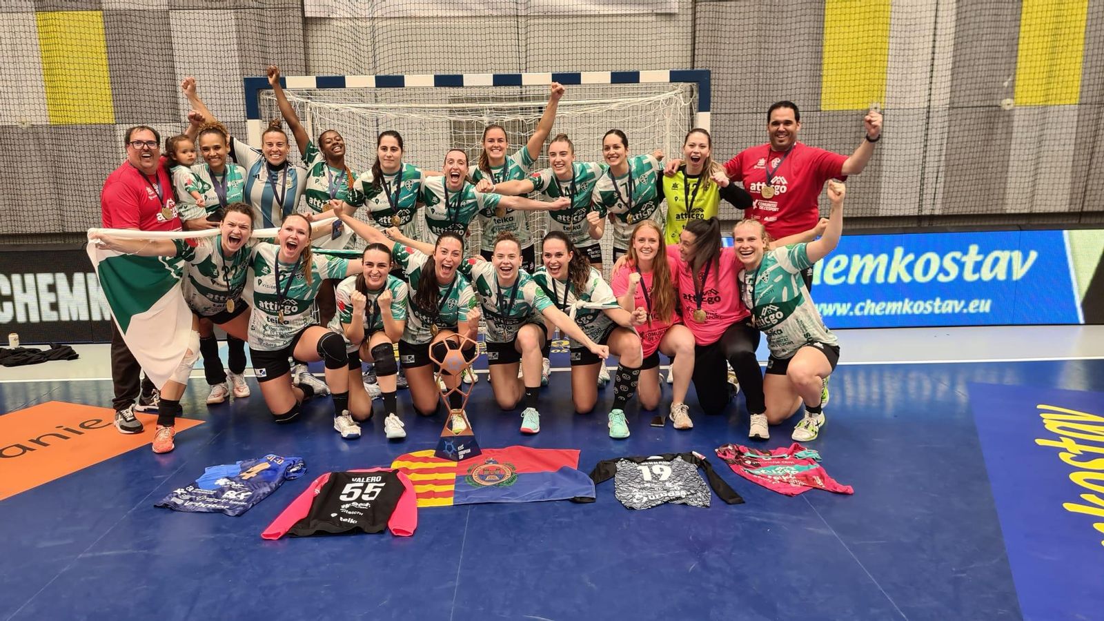 Les jugadores il·licitanes, amb el trofeu de campiones