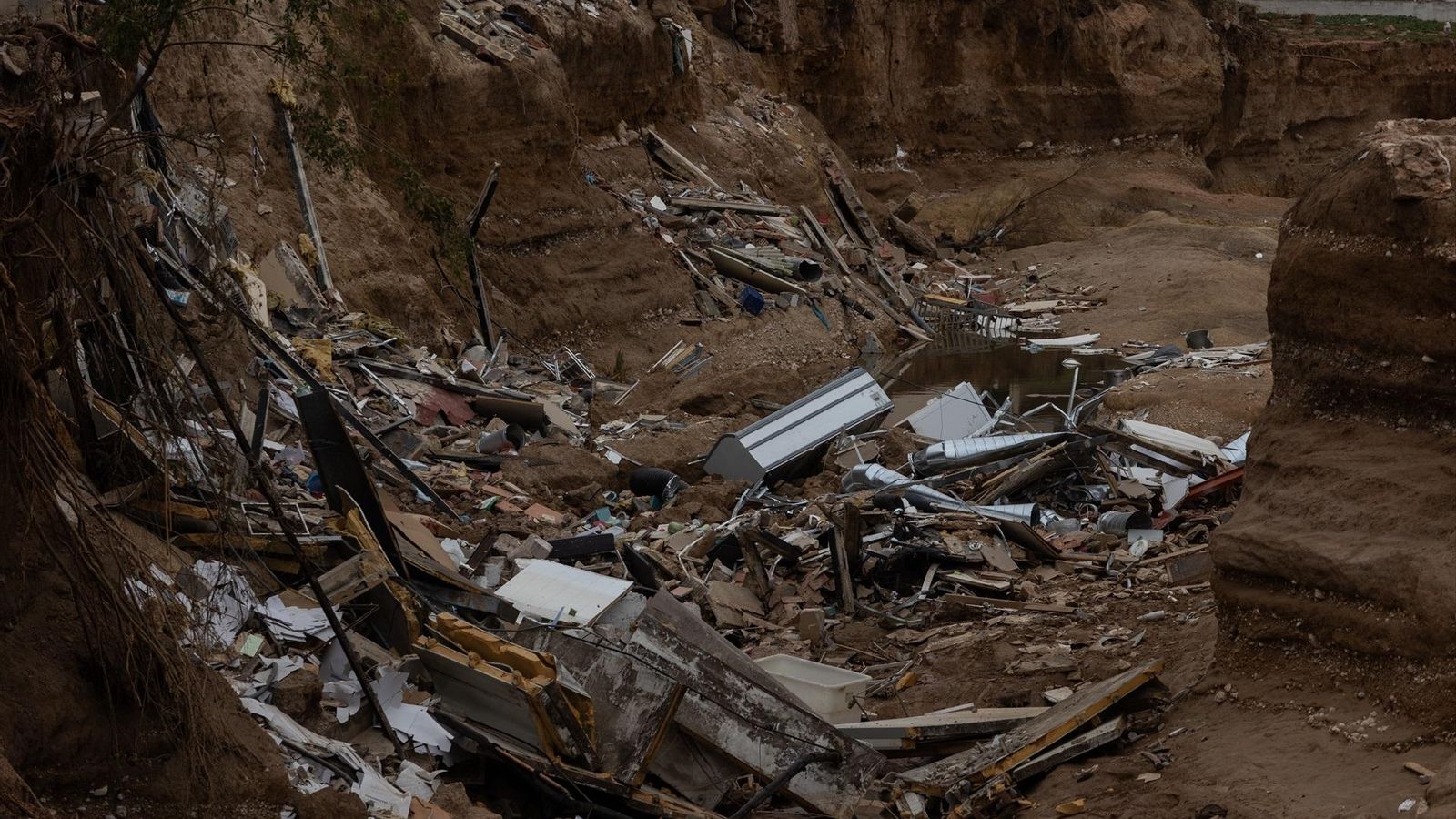 Estralls de la dana al barranc de Xiva