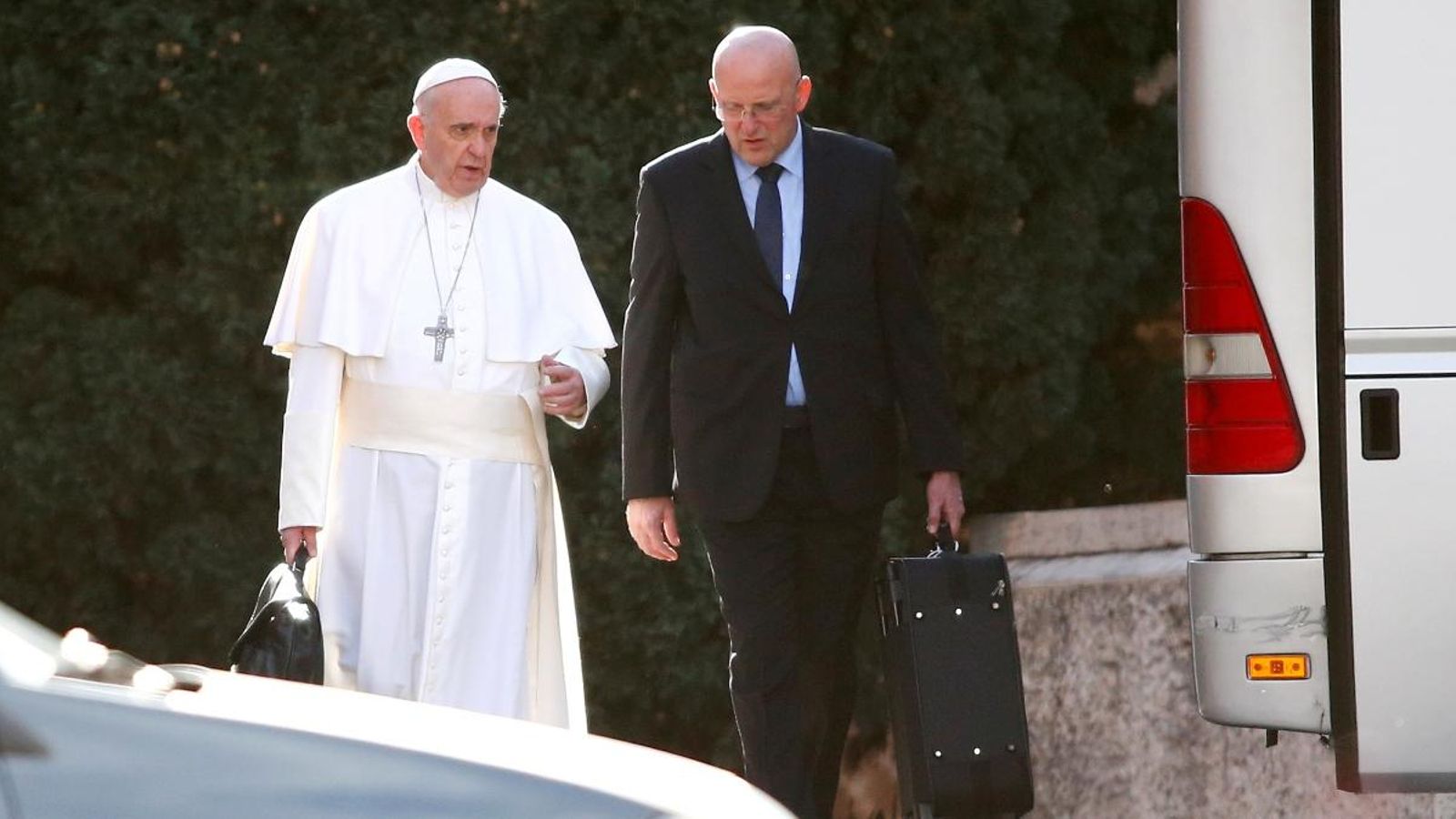 El papa Francesc camina acompanyat de Domenico Giani, el passat març de 2017