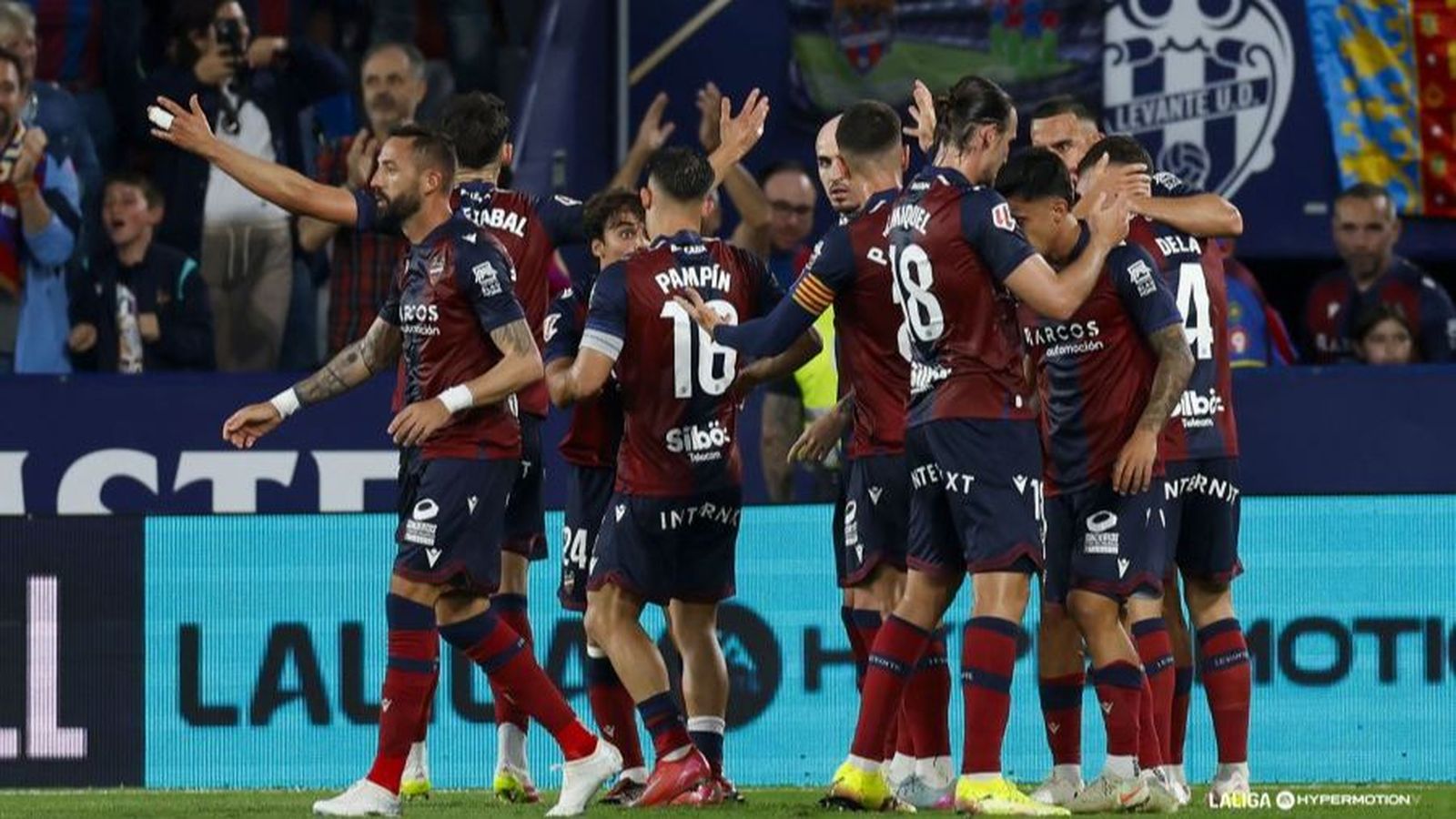 Els jugadors del Llevant celebren el gol