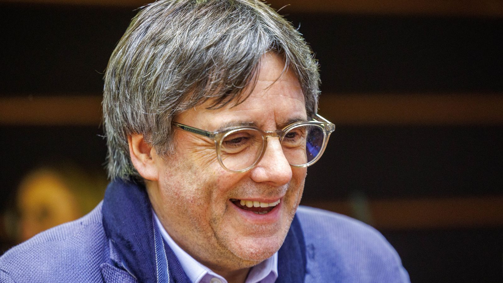 Carles Puigdemont somriu mentre assisteix al Parlament de la UE a Brussel·les, Bèlgica