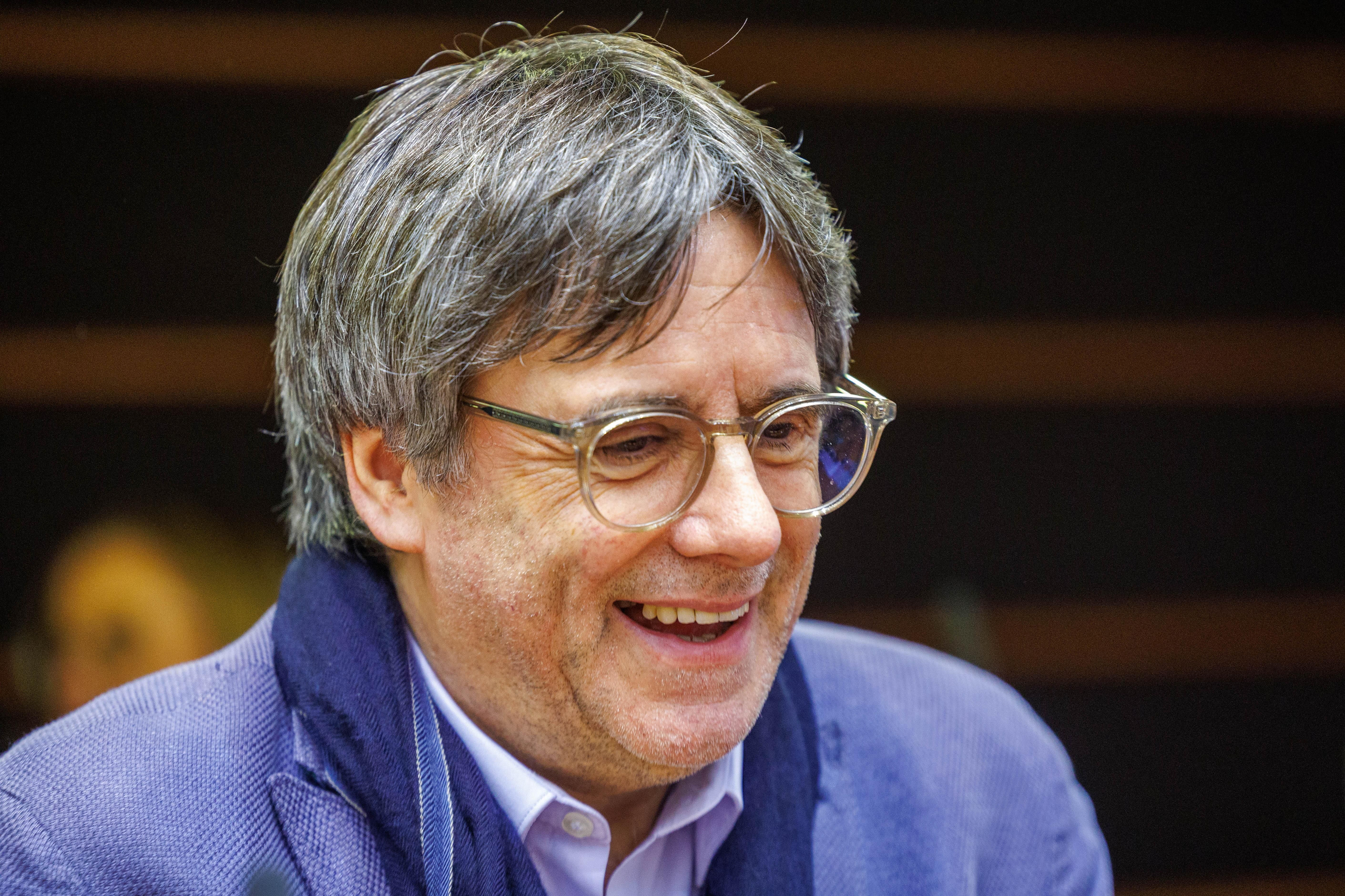 Carles Puigdemont somriu mentre assisteix al Parlament de la UE a Brussel·les, Bèlgica