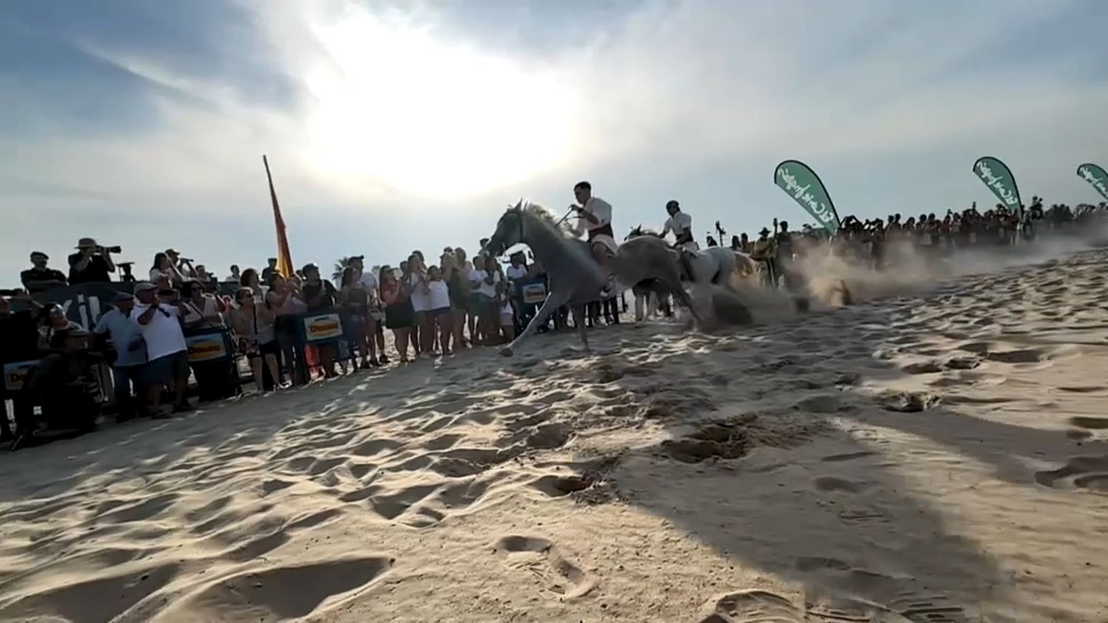 La platja de Pinedo torna a convertir-se en el circuit de les tradicionals corregudes de joies