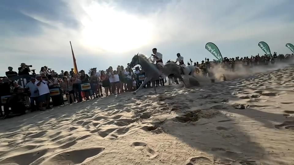 La platja de Pinedo torna a convertir-se en el circuit de les tradicionals corregudes de joies