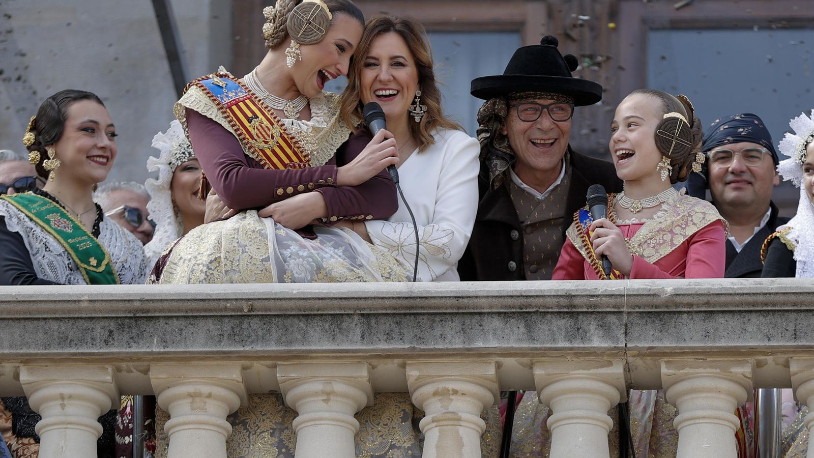 Catalá i les Falleres Majors de València donen el tret d'eixida a l'última mascletà d'enguany