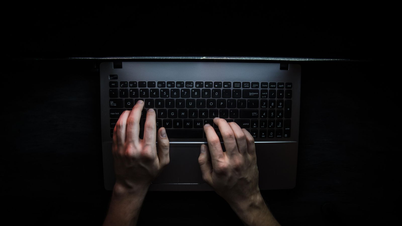 Imatge d'unes mans teclejant