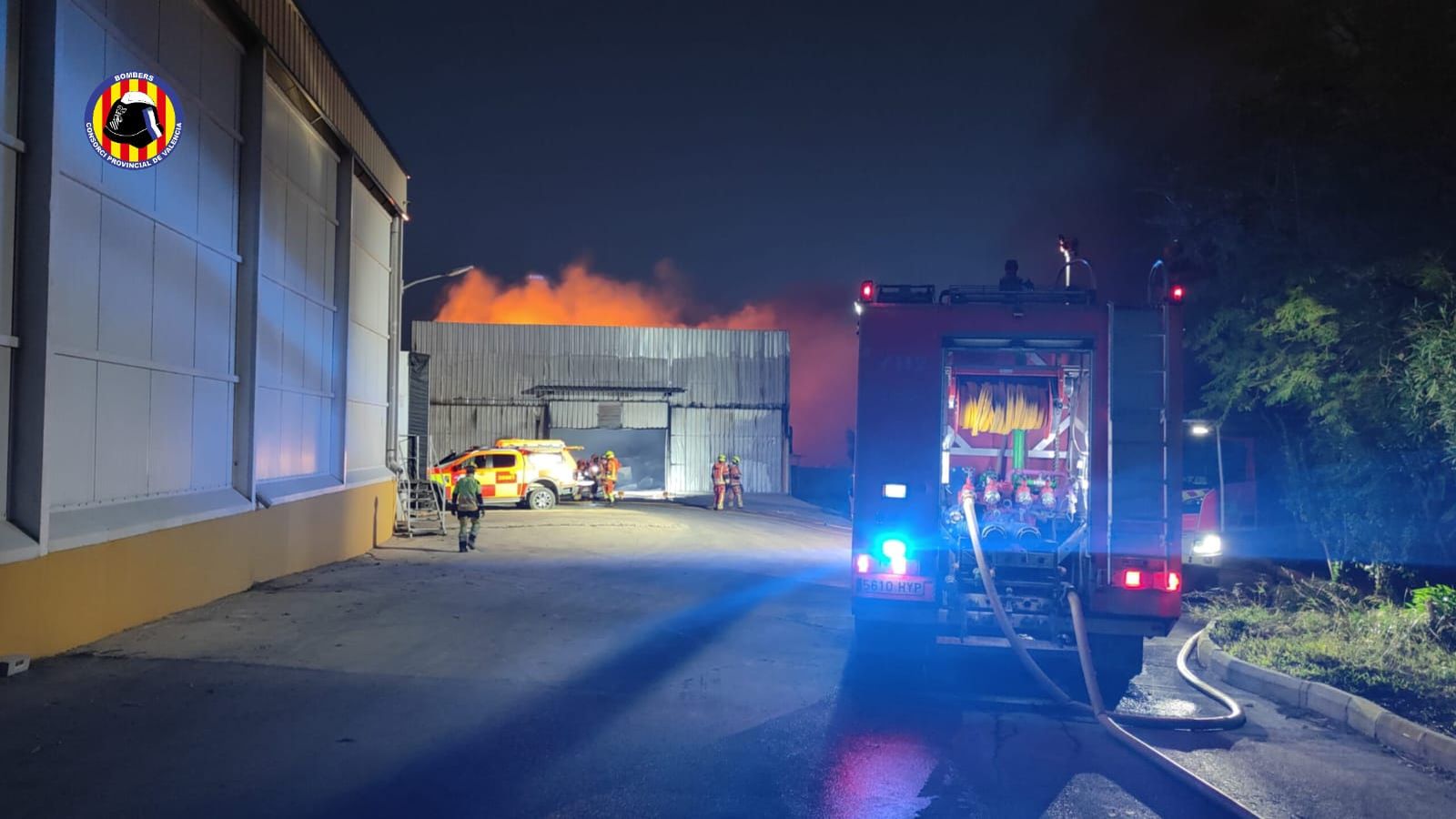 Incendi industrial a una granja de Llombai
