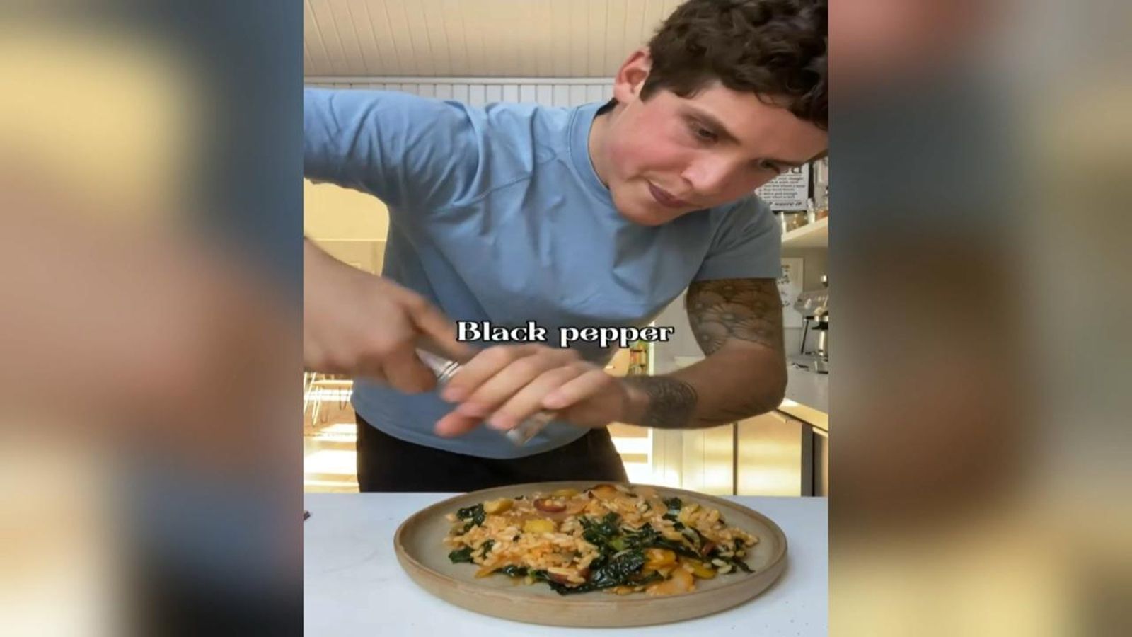 Kale, olives i ceba: així és la paella vegana d’un cuiner anglés