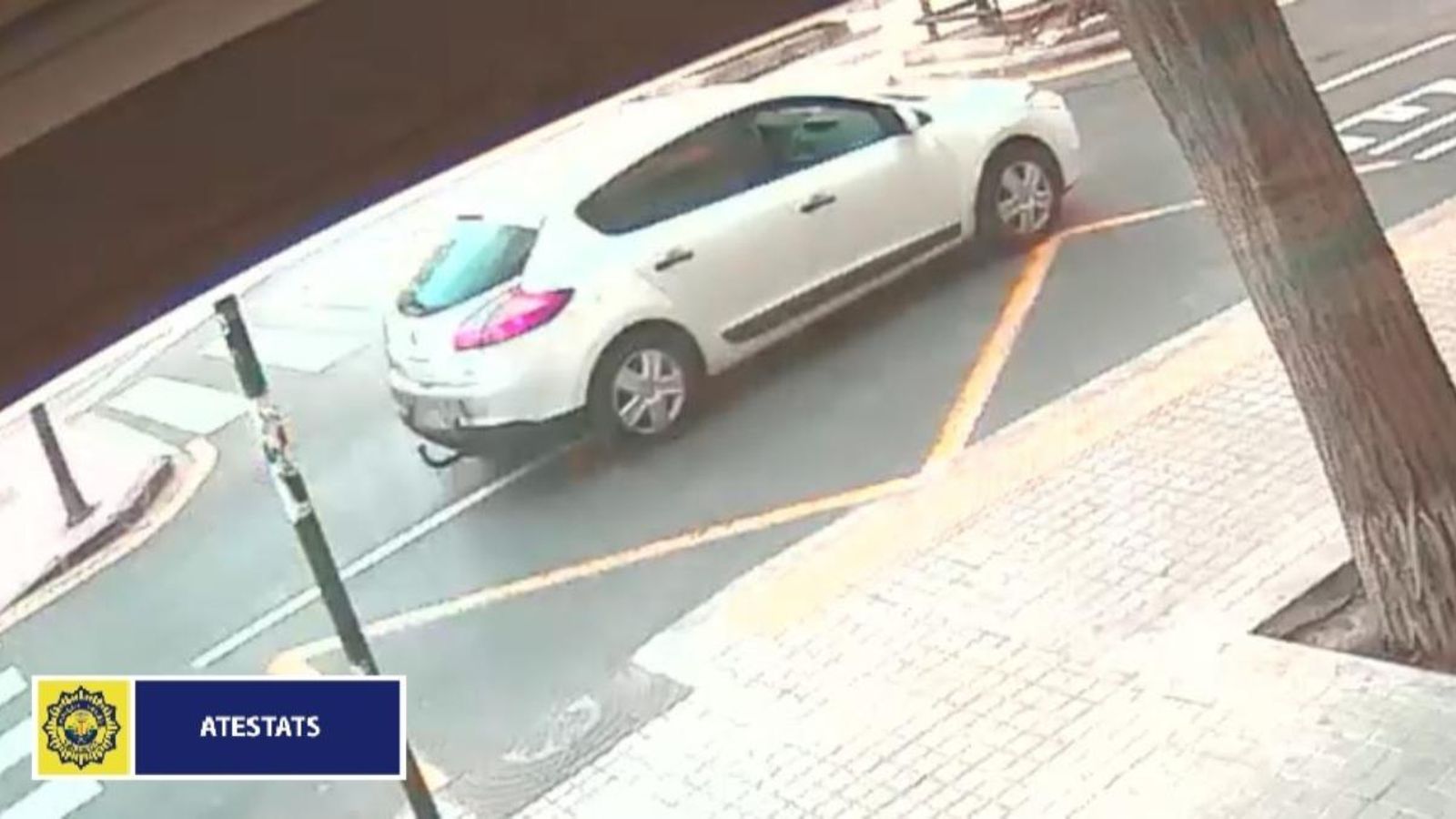 Imatge del vehicle blanc distribuïda per la policia