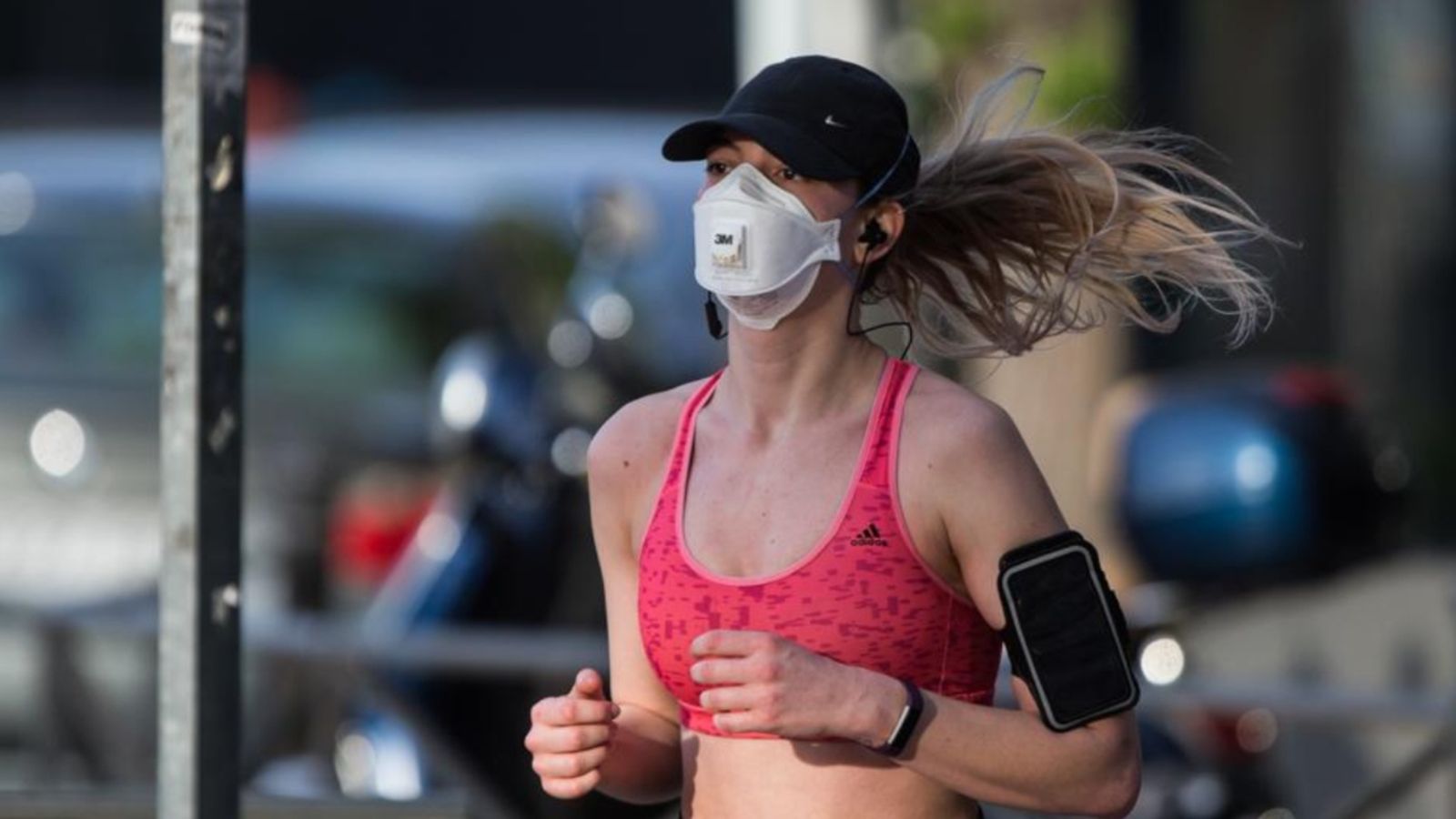 Una esportista amb mascareta