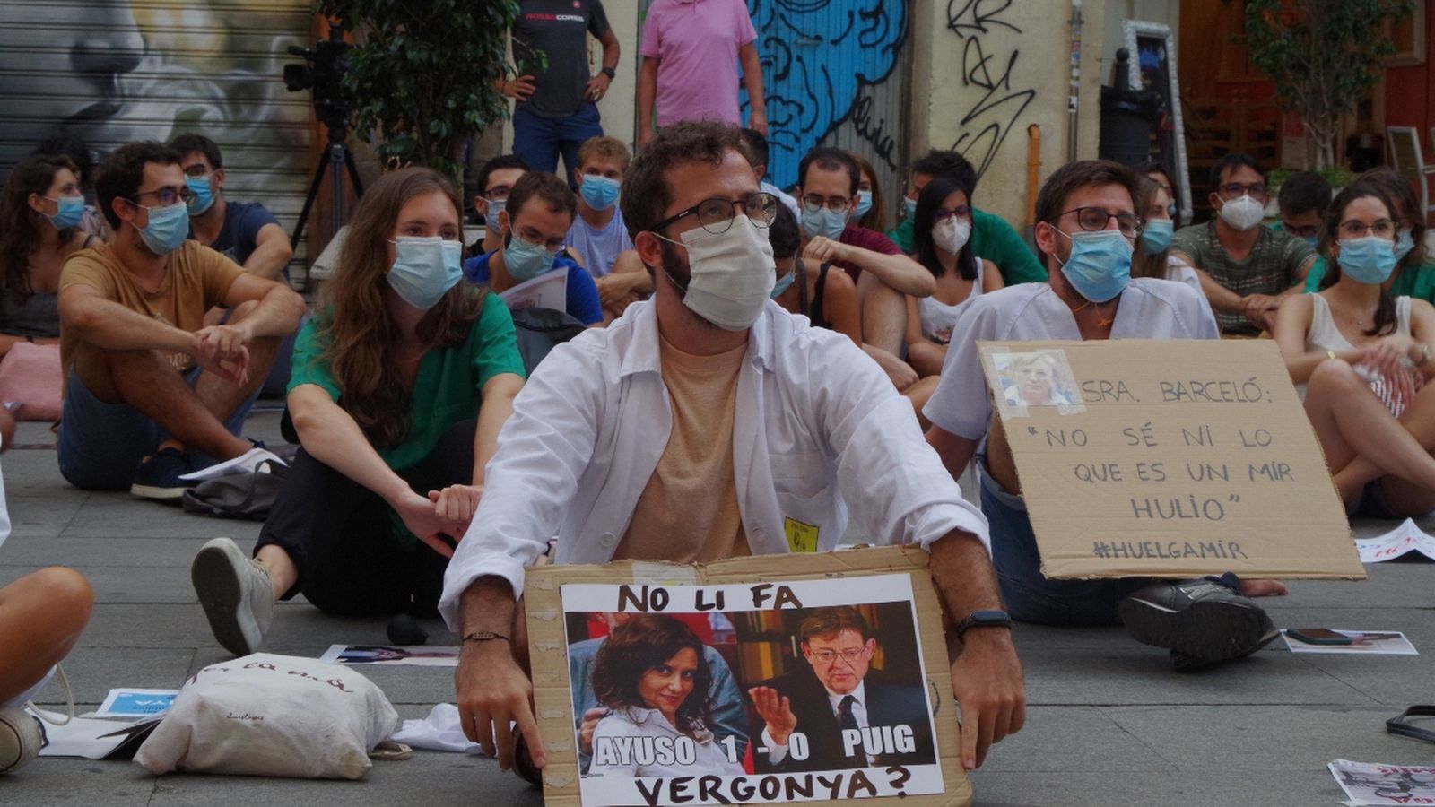 Imatge d’arxiu d’una protesta dels MIR davant la Conselleria de Sanitat Universal